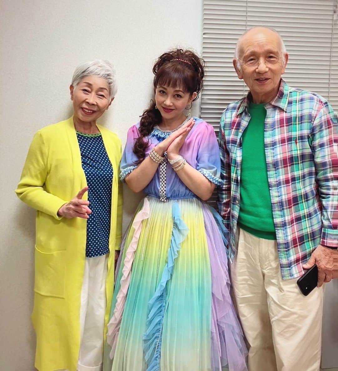 浅香唯さんのインスタグラム写真 - (浅香唯Instagram)「父と母と👨‍👩‍👧 ひさしぶりの親子3ショット☺️ 仕事で宮崎に帰省した時、ノリでパチリ📷✨ 普段は照れくさくて写真なんてあまり撮らないんだけどね🤭 まるで示し合わせてきたかのような色味のお洋服でトリオグループみたい😂 ただの偶然っ😅  38年前に強引にひとり東京へ飛び立った私…✈️ 15歳の子供を送り出す気持ちを思うと、胸が締めつけられるほどツライ。今ならわかるな。  芸能界へ入ることを大反対した両親に背いた私は親不孝者だといつも思ってた。 でも、こんな笑顔でいつも私を見守ってくれているんだよね〜🥹良い時も悪い時も。 ありがたくて嬉しくて誇らしくて、ただただ感謝です🙏✨  こんな時しか言えないから… 私を信じて自由にさせてくれてありがとう💓 そして、元気でいてくれてありがとう💓 そしてそして、何よりも…私を産んでくれてありがとう💓 ありがとう💓は尽きないな…  #父母  #父 #母 #元気  #感謝 #ありがとう #宮崎  #浅香唯」11月4日 19時46分 - yui_asaka_official