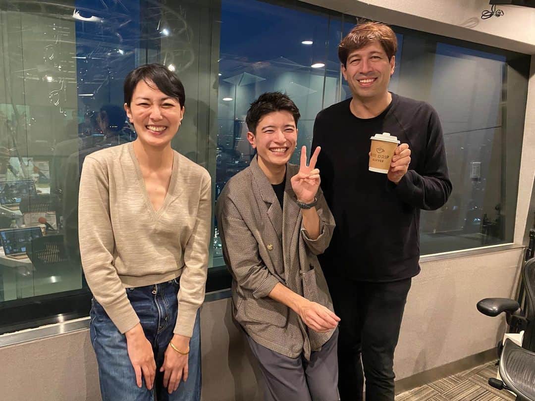 篠原光のインスタグラム：「. 文化の日はJ-WAVE HOLIDAY SPECIAL『CIRCLE OF HAPPINESS』にリポーターとして参加させて頂きました！  これまでもゲストとしてeスポーツのお話をさせて頂く機会はあったのですが、まさかリポーターのお仕事ができるとは…！ バウムクーヘン博覧会でバウムクーヘンオタクのみなさんとお話しできたのが面白かったです😂  パーソナリティのサッシャさんと板谷さんに支えて頂きながら、とっっても楽しい祝日を過ごしました😌 ありがとうございました！」
