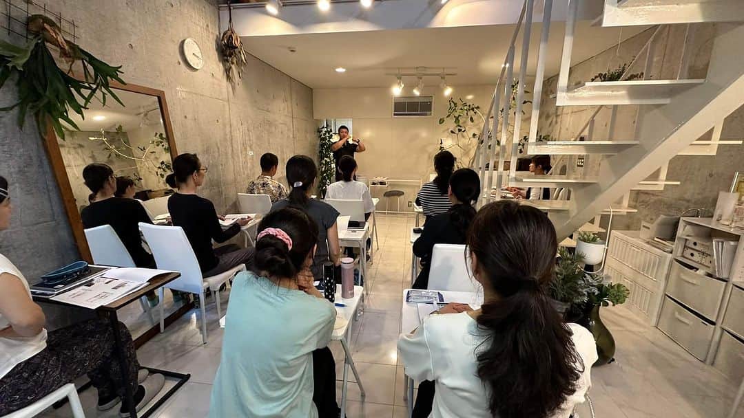間々田佳子さんのインスタグラム写真 - (間々田佳子Instagram)「コアフェイストレーニングシニアインストラクター養成講座3日目！ 株式会社ライフビルディング/スタジオバズーカ　寺田健太郎先生の登場で、みなさんの表情が急にキラキラと輝きはじめたのは私の気のせいでしょうか？☺️💓 コアフェイスを極めるコツを教えていただきました！ 寺田先生、ありがとうございました❣️  #コアフェイストレーニング #寺田健太郎 #スタジオバズーカ渋谷一丁目」11月4日 19時47分 - yoshiko.mamada