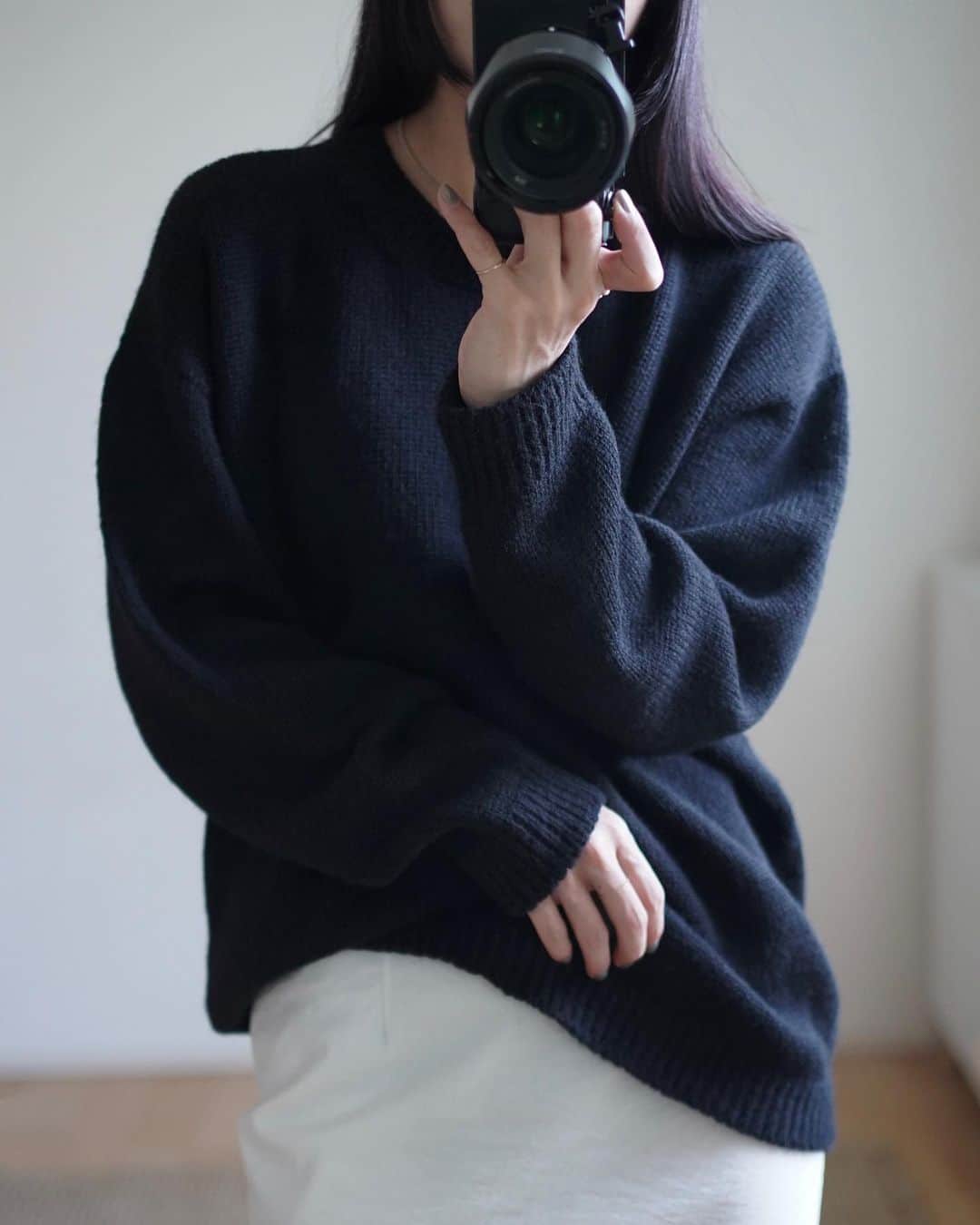 kuroneko_m4さんのインスタグラム写真 - (kuroneko_m4Instagram)「. ベーシックで飽きのこないクルーネックニット シンプルだからこそ素材やシルエットにこだわりたくて選んだのが @encircletokyo  . . ウール+キャメル混でふわっと軽くて柔らかい🐪✨ (2枚目からニットの風合い伝わるかな？) カシミヤ並みの暖かさでチクチクも感じなかったのでチクチクが苦手な方にもおすすめです！ 縫い目のないホールガーメント編みは着心地がいいだけではなく耐久性に優れているのもポイント🧶 . . シルエットもしっかりと計算されていて ネックの詰まり具合や程よいゆとりと丈感 一枚でもサマになるのにずっしりとした肉厚感はなくて 上からアウターを重ねてもごわつかないんですよー！👏 . . 流行とは別に着回しが効くニットは必ず一枚は持っていたいアイテム。 なんだかんだ一番出番が多くなりそうです🖤 . . . . #encircletokyo #encircle #エンサークル #yo_biotoplingerie #ニット #selfportrait #selfie」11月4日 19時48分 - kuroneko_m4