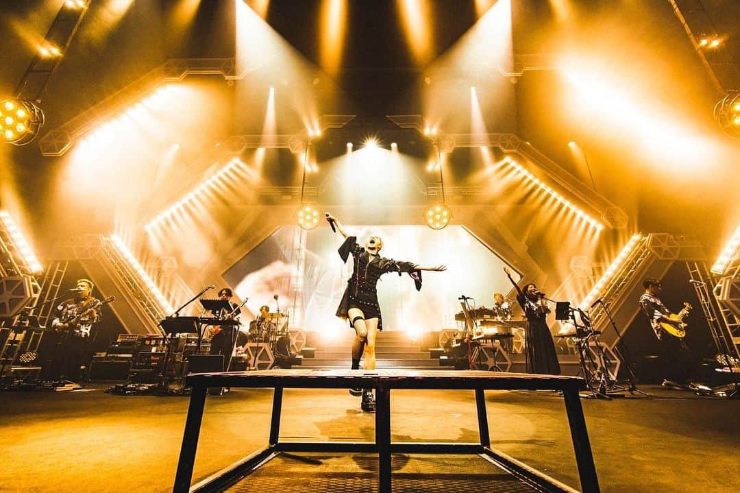 LiSAさんのインスタグラム写真 - (LiSAInstagram)「LiVE is Smile Always〜LANDER〜明日は11公演目、愛媛西条ですっ🪐🚀🍊 もう暑く熱くなるしかない11公演目。 よろしくお願いしますっ☻ #LANDERツアー　#LiSA #写殺 📸　@cazrowaoki」11月4日 19時48分 - xlisa_olivex