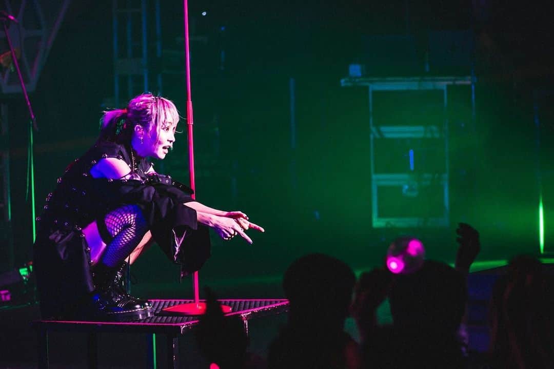 LiSAさんのインスタグラム写真 - (LiSAInstagram)「LiVE is Smile Always〜LANDER〜明日は11公演目、愛媛西条ですっ🪐🚀🍊 もう暑く熱くなるしかない11公演目。 よろしくお願いしますっ☻ #LANDERツアー　#LiSA #写殺 📸　@cazrowaoki」11月4日 19時48分 - xlisa_olivex