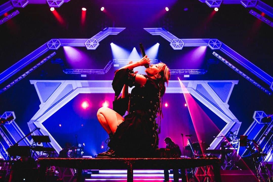 LiSAさんのインスタグラム写真 - (LiSAInstagram)「LiVE is Smile Always〜LANDER〜明日は11公演目、愛媛西条ですっ🪐🚀🍊 もう暑く熱くなるしかない11公演目。 よろしくお願いしますっ☻ #LANDERツアー　#LiSA #写殺 📸　@cazrowaoki」11月4日 19時48分 - xlisa_olivex