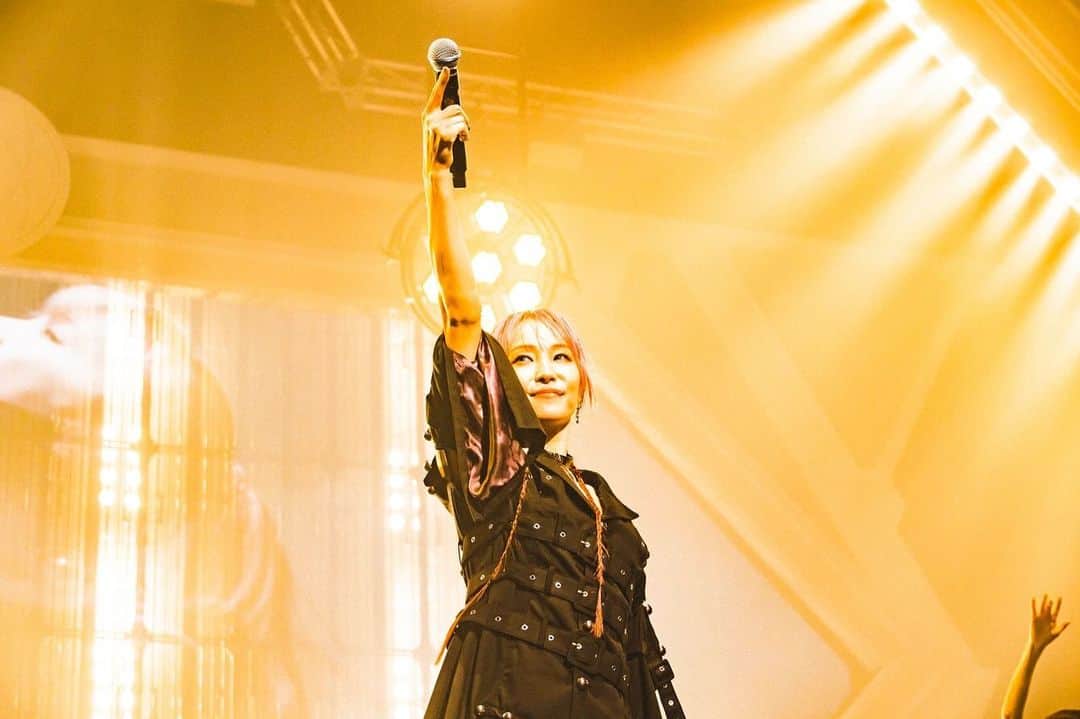 LiSAさんのインスタグラム写真 - (LiSAInstagram)「LiVE is Smile Always〜LANDER〜明日は11公演目、愛媛西条ですっ🪐🚀🍊 もう暑く熱くなるしかない11公演目。 よろしくお願いしますっ☻ #LANDERツアー　#LiSA #写殺 📸　@cazrowaoki」11月4日 19時48分 - xlisa_olivex