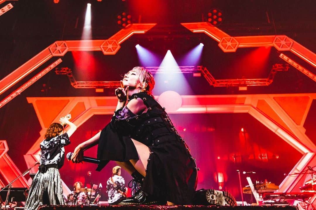 LiSAさんのインスタグラム写真 - (LiSAInstagram)「LiVE is Smile Always〜LANDER〜明日は11公演目、愛媛西条ですっ🪐🚀🍊 もう暑く熱くなるしかない11公演目。 よろしくお願いしますっ☻ #LANDERツアー　#LiSA #写殺 📸　@cazrowaoki」11月4日 19時48分 - xlisa_olivex
