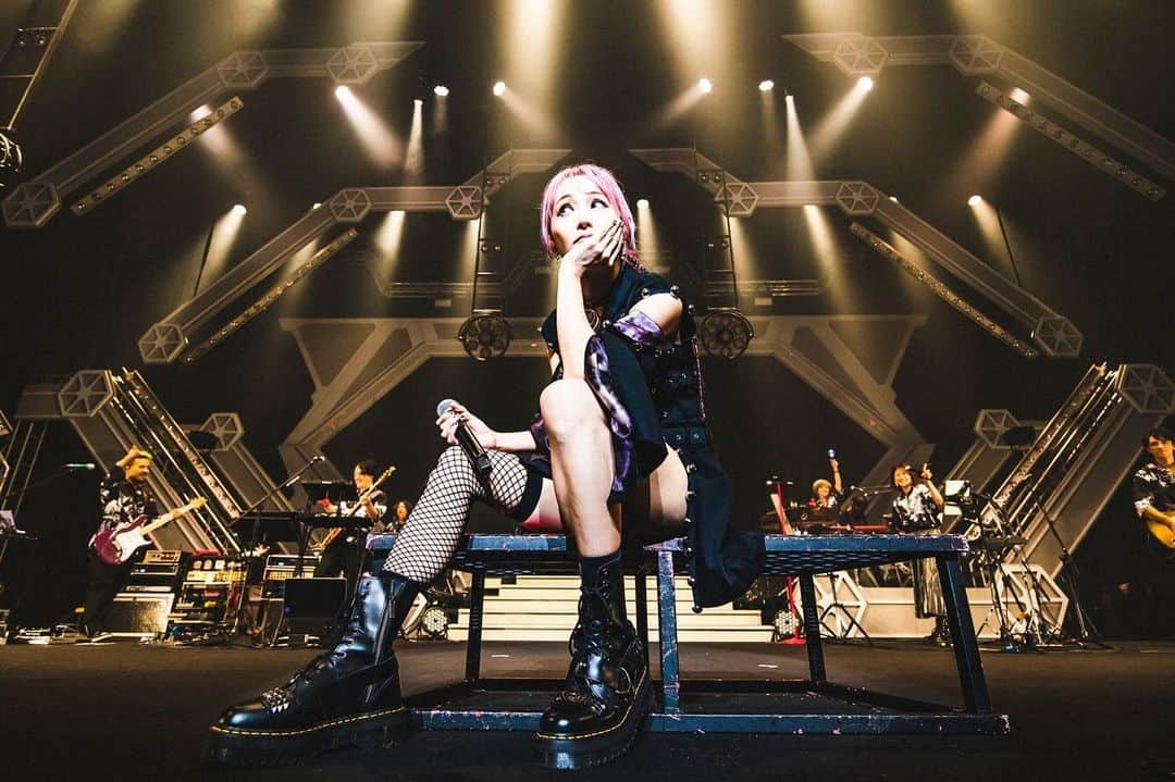 LiSAさんのインスタグラム写真 - (LiSAInstagram)「LiVE is Smile Always〜LANDER〜明日は11公演目、愛媛西条ですっ🪐🚀🍊 もう暑く熱くなるしかない11公演目。 よろしくお願いしますっ☻ #LANDERツアー　#LiSA #写殺 📸　@cazrowaoki」11月4日 19時48分 - xlisa_olivex