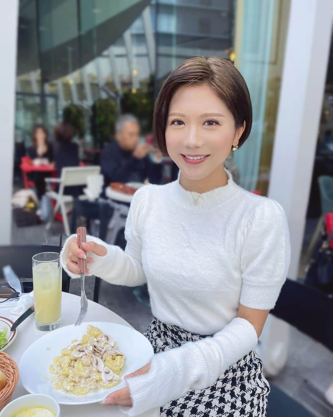 海江田麻貴のインスタグラム：「ㅤㅤㅤㅤㅤ ㅤㅤㅤㅤㅤ ここのパスタもちもちでだいすき🍝 スイーツもハズレなしなのでランチもカフェも◎🤍🤍🤍 ㅤㅤㅤㅤㅤ ㅤㅤㅤㅤㅤ 秋はㅤㅤㅤㅤㅤテラス席も気持ちいいよ〜🍁🤎 ㅤㅤㅤㅤㅤ ㅤㅤㅤㅤㅤㅤㅤㅤㅤㅤㅤㅤㅤㅤㅤ  ㅤㅤㅤㅤㅤ  ㅤㅤㅤㅤㅤ #autumnvibes🍁 #梅田カフェ #グランフロント大阪 #グランフロント #大阪カフェ #梅田ランチ #大阪ランチ #アームウォーマー #japanesegirl #日本女孩 #千鳥格子 #シャギーニット #violetta」