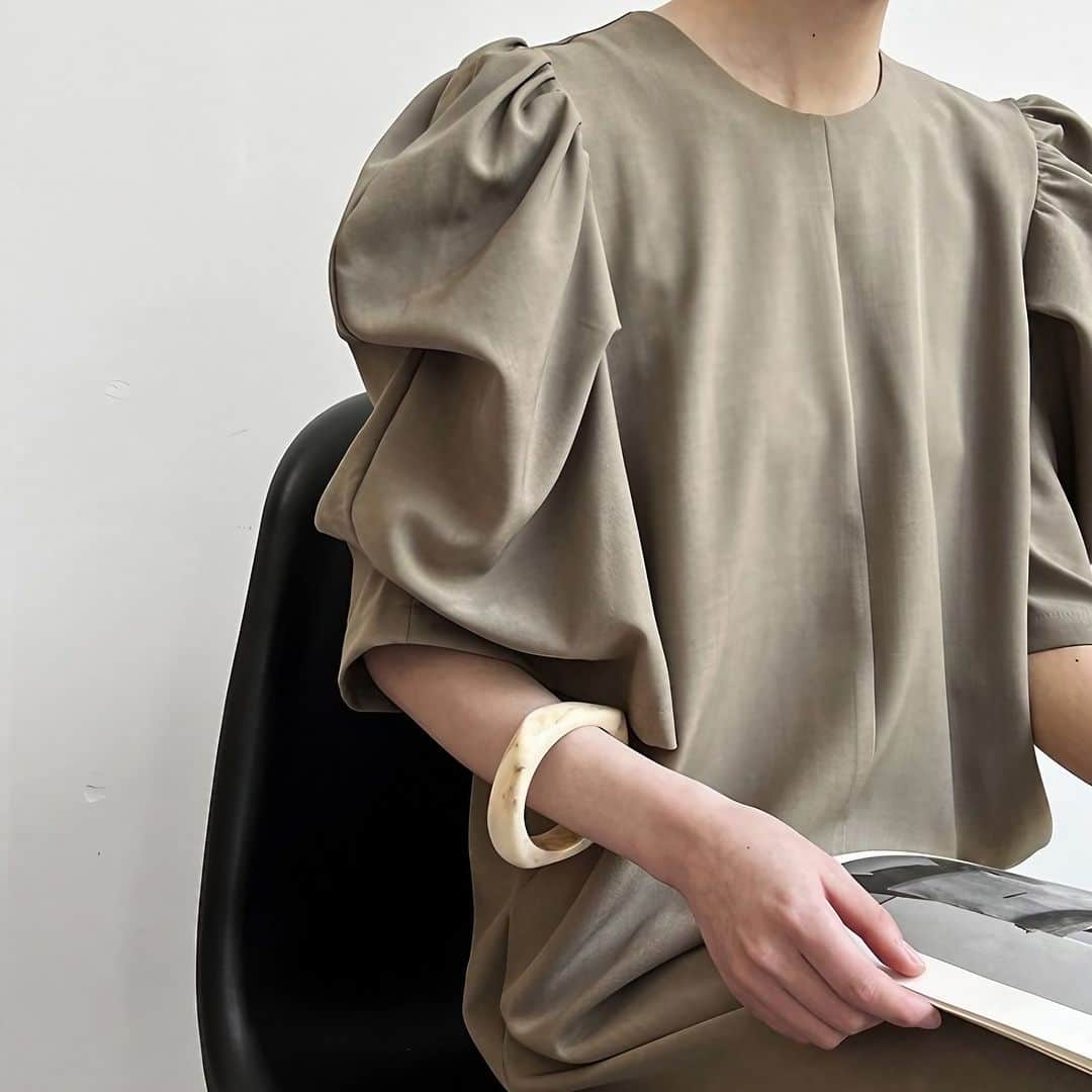 manondesign マノンデザインのインスタグラム：「ボリュームたっぷりの袖が華やかなIラインドレス。 ウェストリボンを結んでメリハリを付けたり、外してストレートラインを楽しんだり、さまざまな着方が楽しめます。  －－－－－－－－－－－－－－－－－－－－－ ✔︎検索コード ⇨　MNTB8406 ✔︎price ⇨　6,800円(内税) ✔︎¥6,000以上で送料無料🛫 🎟初回5%OFFクーポン:【WEL5】 LINE Pay,PayPay,AMAZON Pay利用可能 ✔︎タグ付けやメンションで公式ショップやInstagramにてお写真をご紹介させていただきます♡ －－－－－－－－－－－－－－－－－－－－－ . #結婚式コーデ #お呼ばれコーデ #ドレス #二次会ドレス #結婚式ドレス #お呼ばれドレス #パーティードレス #結婚式二次会 #二次会コーデ #結婚式お呼ばれ #結婚式アイテム #お呼ばれワンピース #結婚式準備 #ドレスコーデ #パーティーコーデ #パーティースタイル #フォーマルドレス #ロングワンピース #お呼ばれスタイル #お呼ばれファッション #manondesign」