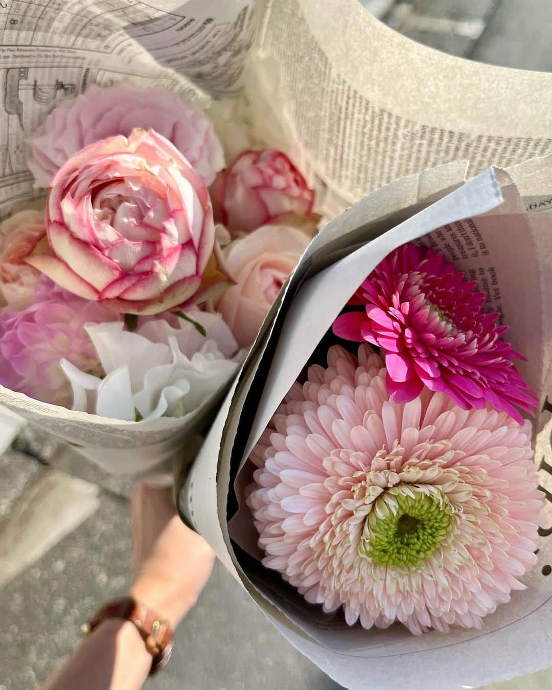 松村未央のインスタグラム：「. ３連休、いかがお過ごしですか？🥰 帰り道、久しぶりにお花を買いました💕 プレゼント用と自宅用💐 ピンクに癒されます☺️  #ピンクのお花 #花のある暮らし」