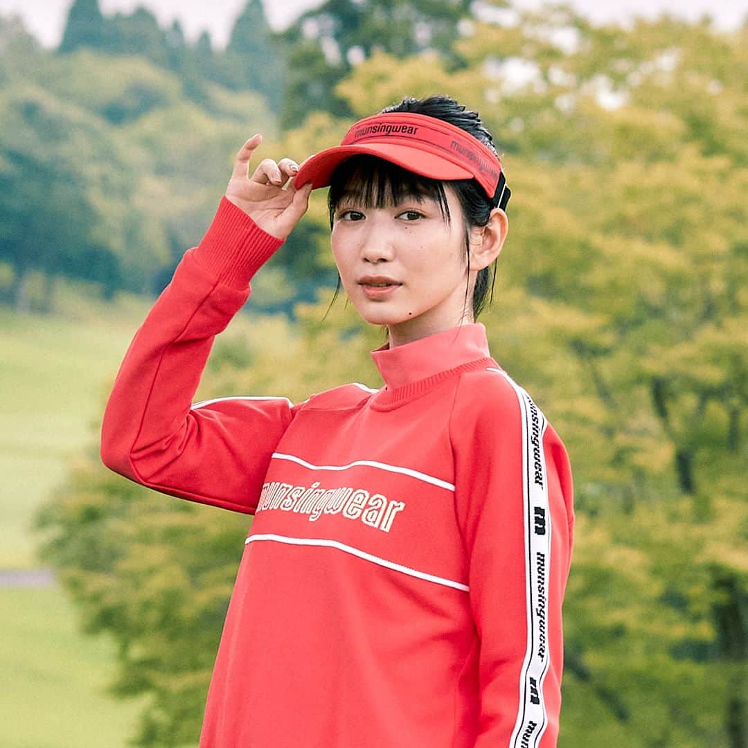 のインスタグラム：「. 岡本夏美×マンシングウェア  袖のラインディテールが都会的な印象のニットセーター。 ネオン管で表現されたロゴのディテールが、テーマとリンクしたこだわりのデザインポイントです。  『【ENVOY】オリジナルロゴジャカードニットセーター』 ================================== 岡本夏美さんが纏う、Munsingwear。  @okamoto_natsumi  #munsingwear #マンシングウェア #岡本夏美  #ゴルフ #golf #ゴルフウェア #レディースゴルフウェア #ゴルフ女子 #女子ゴルフ #ニット #セーター #ゴルフウェアコーデ #ゴルフウェアブランド #ゴルフファッション #ゴルフコーデ」