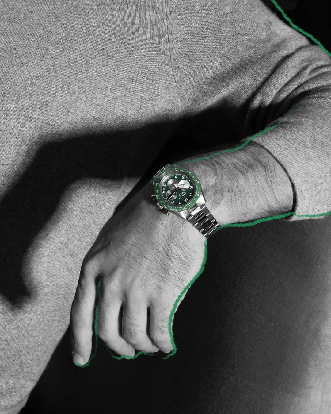 ゼニスのインスタグラム：「Every detail of the #ChronomasterSportXAaronRodgers limited-edition resonates with the profound connection that @aaronrodgers12 shares with timekeeping and precision. ⏱️ The intricate design, the exquisite craftsmanship, and the carefully selected materials all bear witness to the profound journey of self-expression that Rodgers undertook in the design of this timepiece.❇️ 🏈」