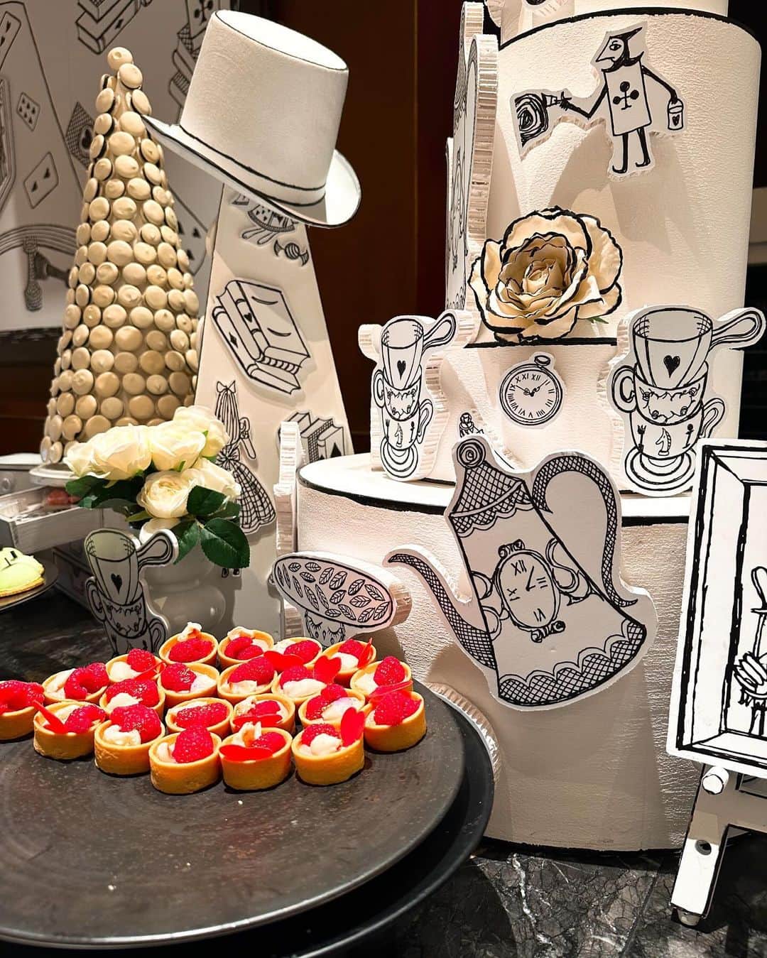 しほっちさんのインスタグラム写真 - (しほっちInstagram)「📍ヒルトン東京　マーブルラウンジ  ヒルトン東京のアフタヌーンティー「アリスin 2Dワールド」 スイーツビュッフェに行ってきました！🚶‍♂️  2Dワールドのアリスの世界観で、 マッドハッターの帽子をイメージしたチョコレートとか アリスでもおなじみのドリンクミーまであってテンション上がった〜🎩🍫 スイーツの数はなんと20種類以上あって、全部おいしかったし、ビュッフェコーナーもめちゃかわいかった🤤  スイーツ以外にもシェフのおすすめ料理として、 お魚料理とかサラダとかペンネとかあって、 甘いものだけじゃないから、遅めのランチにもぴったり♪ ボリューム満点だから男性にもおすすめ🙈♡  👇私が食べたメニューはこちら👇 秋のスイーツビュッフェ 「アリス in 2Dワールド」 ※ 2023/09/05〜2023/11/16まで開催 . . . . . . . #PR #ヒルトン東京 #マーブルラウンジ  #スイーツビュッフェ #アリス #スイーツ  #新宿ランチ #新宿グルメ #afternoontea #デートスポット #デート #東京グルメ #東京デート  #東京レストラン #アフタヌーンティー #グルメ女子 #スイーツ #東京スイーツ #スイーツ女子 #ホテルビュッフェ #ホテルスイーツ  #女子会 #ホテル女子会 #hiltontokyo」11月4日 20時00分 - shihochi_xx