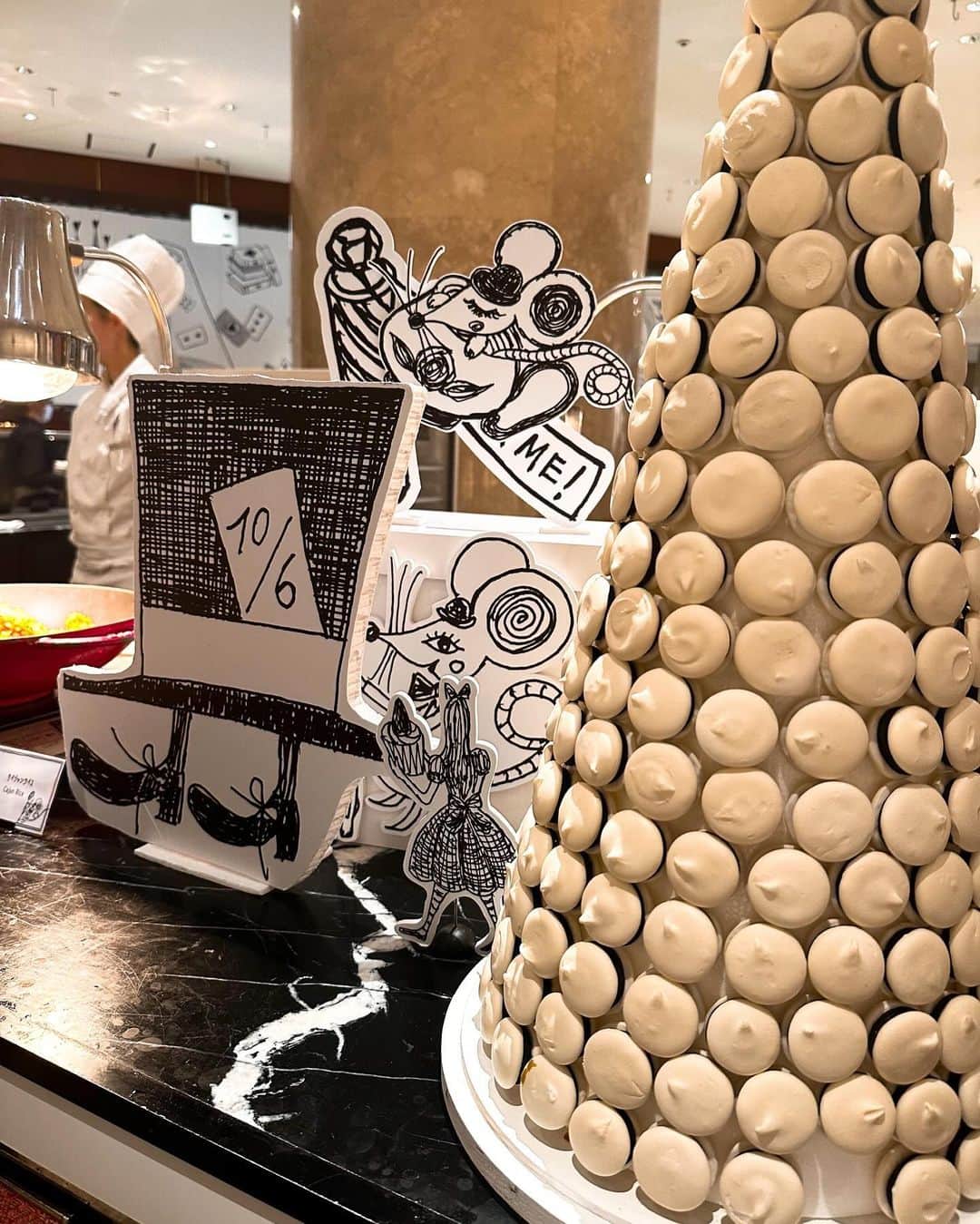 しほっちさんのインスタグラム写真 - (しほっちInstagram)「📍ヒルトン東京　マーブルラウンジ  ヒルトン東京のアフタヌーンティー「アリスin 2Dワールド」 スイーツビュッフェに行ってきました！🚶‍♂️  2Dワールドのアリスの世界観で、 マッドハッターの帽子をイメージしたチョコレートとか アリスでもおなじみのドリンクミーまであってテンション上がった〜🎩🍫 スイーツの数はなんと20種類以上あって、全部おいしかったし、ビュッフェコーナーもめちゃかわいかった🤤  スイーツ以外にもシェフのおすすめ料理として、 お魚料理とかサラダとかペンネとかあって、 甘いものだけじゃないから、遅めのランチにもぴったり♪ ボリューム満点だから男性にもおすすめ🙈♡  👇私が食べたメニューはこちら👇 秋のスイーツビュッフェ 「アリス in 2Dワールド」 ※ 2023/09/05〜2023/11/16まで開催 . . . . . . . #PR #ヒルトン東京 #マーブルラウンジ  #スイーツビュッフェ #アリス #スイーツ  #新宿ランチ #新宿グルメ #afternoontea #デートスポット #デート #東京グルメ #東京デート  #東京レストラン #アフタヌーンティー #グルメ女子 #スイーツ #東京スイーツ #スイーツ女子 #ホテルビュッフェ #ホテルスイーツ  #女子会 #ホテル女子会 #hiltontokyo」11月4日 20時00分 - shihochi_xx