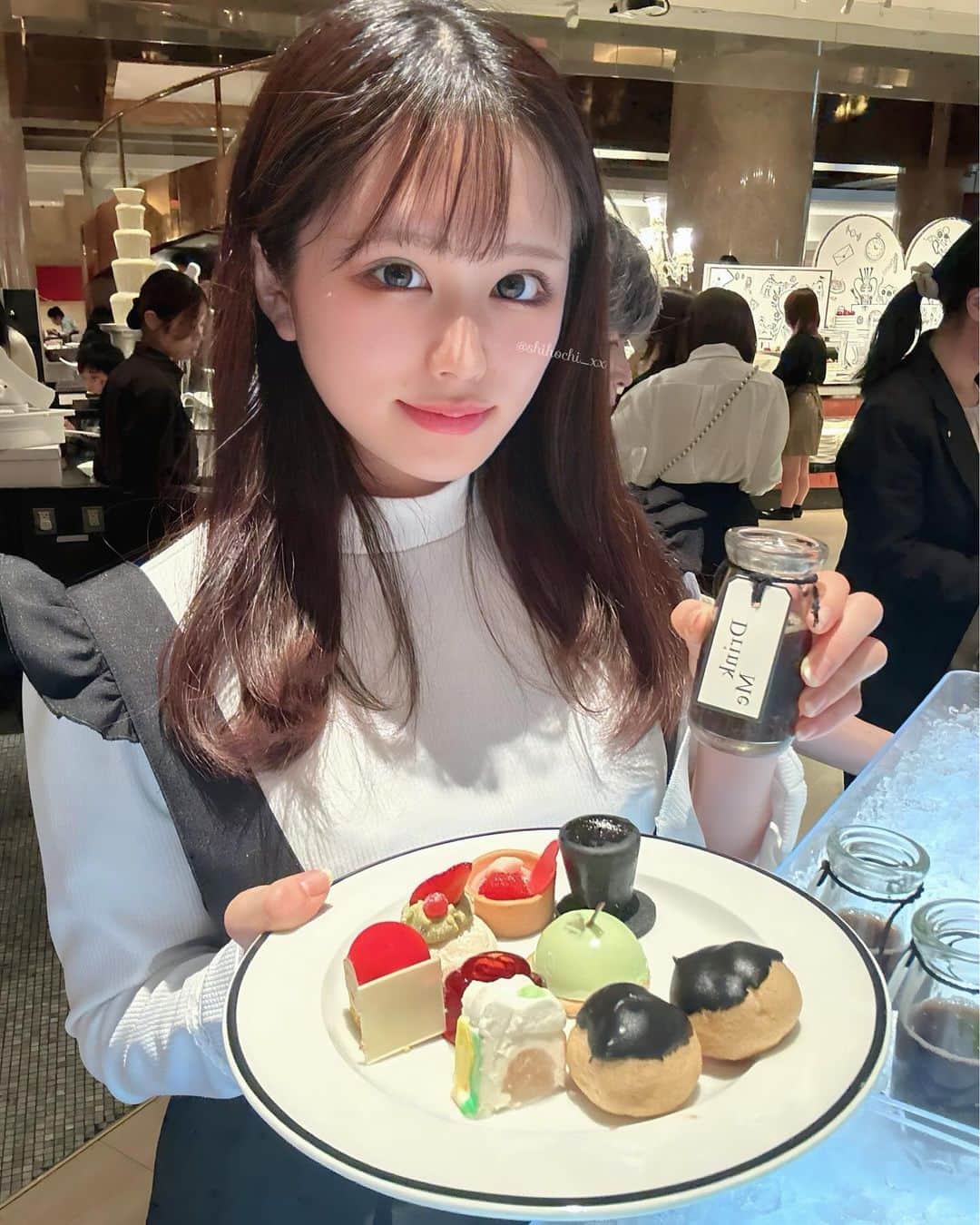 しほっちさんのインスタグラム写真 - (しほっちInstagram)「📍ヒルトン東京　マーブルラウンジ  ヒルトン東京のアフタヌーンティー「アリスin 2Dワールド」 スイーツビュッフェに行ってきました！🚶‍♂️  2Dワールドのアリスの世界観で、 マッドハッターの帽子をイメージしたチョコレートとか アリスでもおなじみのドリンクミーまであってテンション上がった〜🎩🍫 スイーツの数はなんと20種類以上あって、全部おいしかったし、ビュッフェコーナーもめちゃかわいかった🤤  スイーツ以外にもシェフのおすすめ料理として、 お魚料理とかサラダとかペンネとかあって、 甘いものだけじゃないから、遅めのランチにもぴったり♪ ボリューム満点だから男性にもおすすめ🙈♡  👇私が食べたメニューはこちら👇 秋のスイーツビュッフェ 「アリス in 2Dワールド」 ※ 2023/09/05〜2023/11/16まで開催 . . . . . . . #PR #ヒルトン東京 #マーブルラウンジ  #スイーツビュッフェ #アリス #スイーツ  #新宿ランチ #新宿グルメ #afternoontea #デートスポット #デート #東京グルメ #東京デート  #東京レストラン #アフタヌーンティー #グルメ女子 #スイーツ #東京スイーツ #スイーツ女子 #ホテルビュッフェ #ホテルスイーツ  #女子会 #ホテル女子会 #hiltontokyo」11月4日 20時00分 - shihochi_xx