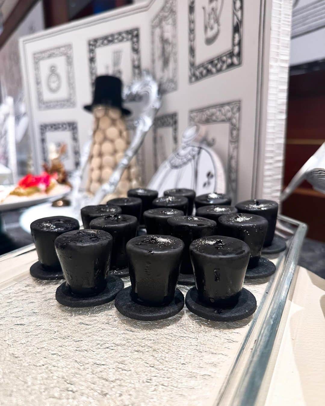 しほっちさんのインスタグラム写真 - (しほっちInstagram)「📍ヒルトン東京　マーブルラウンジ  ヒルトン東京のアフタヌーンティー「アリスin 2Dワールド」 スイーツビュッフェに行ってきました！🚶‍♂️  2Dワールドのアリスの世界観で、 マッドハッターの帽子をイメージしたチョコレートとか アリスでもおなじみのドリンクミーまであってテンション上がった〜🎩🍫 スイーツの数はなんと20種類以上あって、全部おいしかったし、ビュッフェコーナーもめちゃかわいかった🤤  スイーツ以外にもシェフのおすすめ料理として、 お魚料理とかサラダとかペンネとかあって、 甘いものだけじゃないから、遅めのランチにもぴったり♪ ボリューム満点だから男性にもおすすめ🙈♡  👇私が食べたメニューはこちら👇 秋のスイーツビュッフェ 「アリス in 2Dワールド」 ※ 2023/09/05〜2023/11/16まで開催 . . . . . . . #PR #ヒルトン東京 #マーブルラウンジ  #スイーツビュッフェ #アリス #スイーツ  #新宿ランチ #新宿グルメ #afternoontea #デートスポット #デート #東京グルメ #東京デート  #東京レストラン #アフタヌーンティー #グルメ女子 #スイーツ #東京スイーツ #スイーツ女子 #ホテルビュッフェ #ホテルスイーツ  #女子会 #ホテル女子会 #hiltontokyo」11月4日 20時00分 - shihochi_xx