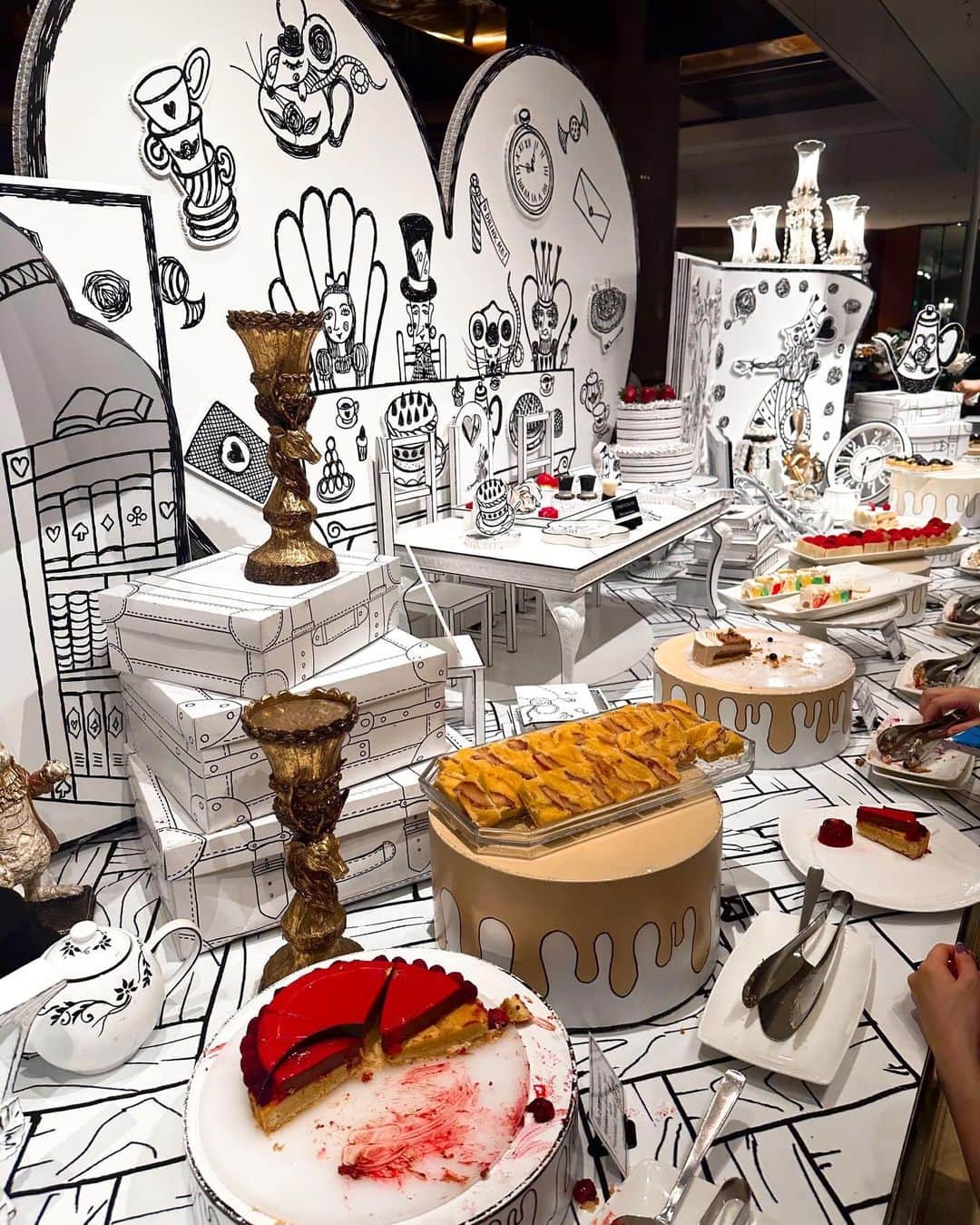 しほっちさんのインスタグラム写真 - (しほっちInstagram)「📍ヒルトン東京　マーブルラウンジ  ヒルトン東京のアフタヌーンティー「アリスin 2Dワールド」 スイーツビュッフェに行ってきました！🚶‍♂️  2Dワールドのアリスの世界観で、 マッドハッターの帽子をイメージしたチョコレートとか アリスでもおなじみのドリンクミーまであってテンション上がった〜🎩🍫 スイーツの数はなんと20種類以上あって、全部おいしかったし、ビュッフェコーナーもめちゃかわいかった🤤  スイーツ以外にもシェフのおすすめ料理として、 お魚料理とかサラダとかペンネとかあって、 甘いものだけじゃないから、遅めのランチにもぴったり♪ ボリューム満点だから男性にもおすすめ🙈♡  👇私が食べたメニューはこちら👇 秋のスイーツビュッフェ 「アリス in 2Dワールド」 ※ 2023/09/05〜2023/11/16まで開催 . . . . . . . #PR #ヒルトン東京 #マーブルラウンジ  #スイーツビュッフェ #アリス #スイーツ  #新宿ランチ #新宿グルメ #afternoontea #デートスポット #デート #東京グルメ #東京デート  #東京レストラン #アフタヌーンティー #グルメ女子 #スイーツ #東京スイーツ #スイーツ女子 #ホテルビュッフェ #ホテルスイーツ  #女子会 #ホテル女子会 #hiltontokyo」11月4日 20時00分 - shihochi_xx