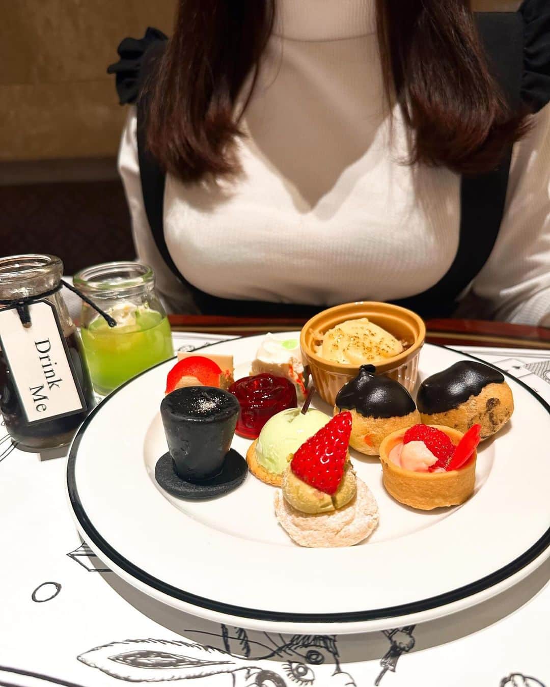 しほっちさんのインスタグラム写真 - (しほっちInstagram)「📍ヒルトン東京　マーブルラウンジ  ヒルトン東京のアフタヌーンティー「アリスin 2Dワールド」 スイーツビュッフェに行ってきました！🚶‍♂️  2Dワールドのアリスの世界観で、 マッドハッターの帽子をイメージしたチョコレートとか アリスでもおなじみのドリンクミーまであってテンション上がった〜🎩🍫 スイーツの数はなんと20種類以上あって、全部おいしかったし、ビュッフェコーナーもめちゃかわいかった🤤  スイーツ以外にもシェフのおすすめ料理として、 お魚料理とかサラダとかペンネとかあって、 甘いものだけじゃないから、遅めのランチにもぴったり♪ ボリューム満点だから男性にもおすすめ🙈♡  👇私が食べたメニューはこちら👇 秋のスイーツビュッフェ 「アリス in 2Dワールド」 ※ 2023/09/05〜2023/11/16まで開催 . . . . . . . #PR #ヒルトン東京 #マーブルラウンジ  #スイーツビュッフェ #アリス #スイーツ  #新宿ランチ #新宿グルメ #afternoontea #デートスポット #デート #東京グルメ #東京デート  #東京レストラン #アフタヌーンティー #グルメ女子 #スイーツ #東京スイーツ #スイーツ女子 #ホテルビュッフェ #ホテルスイーツ  #女子会 #ホテル女子会 #hiltontokyo」11月4日 20時00分 - shihochi_xx