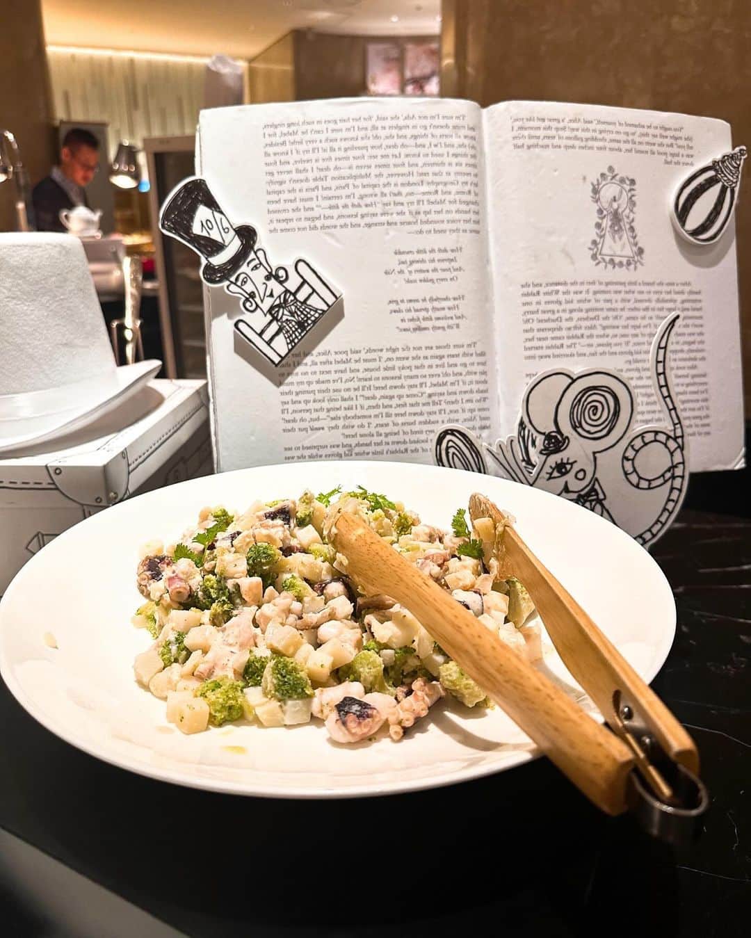 しほっちさんのインスタグラム写真 - (しほっちInstagram)「📍ヒルトン東京　マーブルラウンジ  ヒルトン東京のアフタヌーンティー「アリスin 2Dワールド」 スイーツビュッフェに行ってきました！🚶‍♂️  2Dワールドのアリスの世界観で、 マッドハッターの帽子をイメージしたチョコレートとか アリスでもおなじみのドリンクミーまであってテンション上がった〜🎩🍫 スイーツの数はなんと20種類以上あって、全部おいしかったし、ビュッフェコーナーもめちゃかわいかった🤤  スイーツ以外にもシェフのおすすめ料理として、 お魚料理とかサラダとかペンネとかあって、 甘いものだけじゃないから、遅めのランチにもぴったり♪ ボリューム満点だから男性にもおすすめ🙈♡  👇私が食べたメニューはこちら👇 秋のスイーツビュッフェ 「アリス in 2Dワールド」 ※ 2023/09/05〜2023/11/16まで開催 . . . . . . . #PR #ヒルトン東京 #マーブルラウンジ  #スイーツビュッフェ #アリス #スイーツ  #新宿ランチ #新宿グルメ #afternoontea #デートスポット #デート #東京グルメ #東京デート  #東京レストラン #アフタヌーンティー #グルメ女子 #スイーツ #東京スイーツ #スイーツ女子 #ホテルビュッフェ #ホテルスイーツ  #女子会 #ホテル女子会 #hiltontokyo」11月4日 20時00分 - shihochi_xx