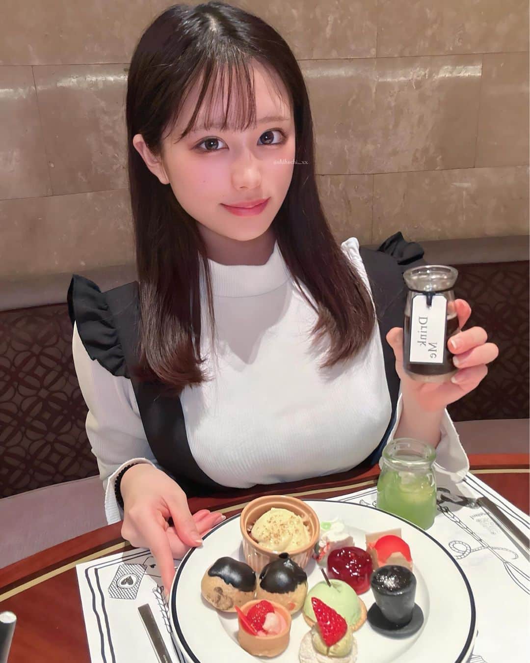 しほっちさんのインスタグラム写真 - (しほっちInstagram)「📍ヒルトン東京　マーブルラウンジ  ヒルトン東京のアフタヌーンティー「アリスin 2Dワールド」 スイーツビュッフェに行ってきました！🚶‍♂️  2Dワールドのアリスの世界観で、 マッドハッターの帽子をイメージしたチョコレートとか アリスでもおなじみのドリンクミーまであってテンション上がった〜🎩🍫 スイーツの数はなんと20種類以上あって、全部おいしかったし、ビュッフェコーナーもめちゃかわいかった🤤  スイーツ以外にもシェフのおすすめ料理として、 お魚料理とかサラダとかペンネとかあって、 甘いものだけじゃないから、遅めのランチにもぴったり♪ ボリューム満点だから男性にもおすすめ🙈♡  👇私が食べたメニューはこちら👇 秋のスイーツビュッフェ 「アリス in 2Dワールド」 ※ 2023/09/05〜2023/11/16まで開催 . . . . . . . #PR #ヒルトン東京 #マーブルラウンジ  #スイーツビュッフェ #アリス #スイーツ  #新宿ランチ #新宿グルメ #afternoontea #デートスポット #デート #東京グルメ #東京デート  #東京レストラン #アフタヌーンティー #グルメ女子 #スイーツ #東京スイーツ #スイーツ女子 #ホテルビュッフェ #ホテルスイーツ  #女子会 #ホテル女子会 #hiltontokyo」11月4日 20時00分 - shihochi_xx