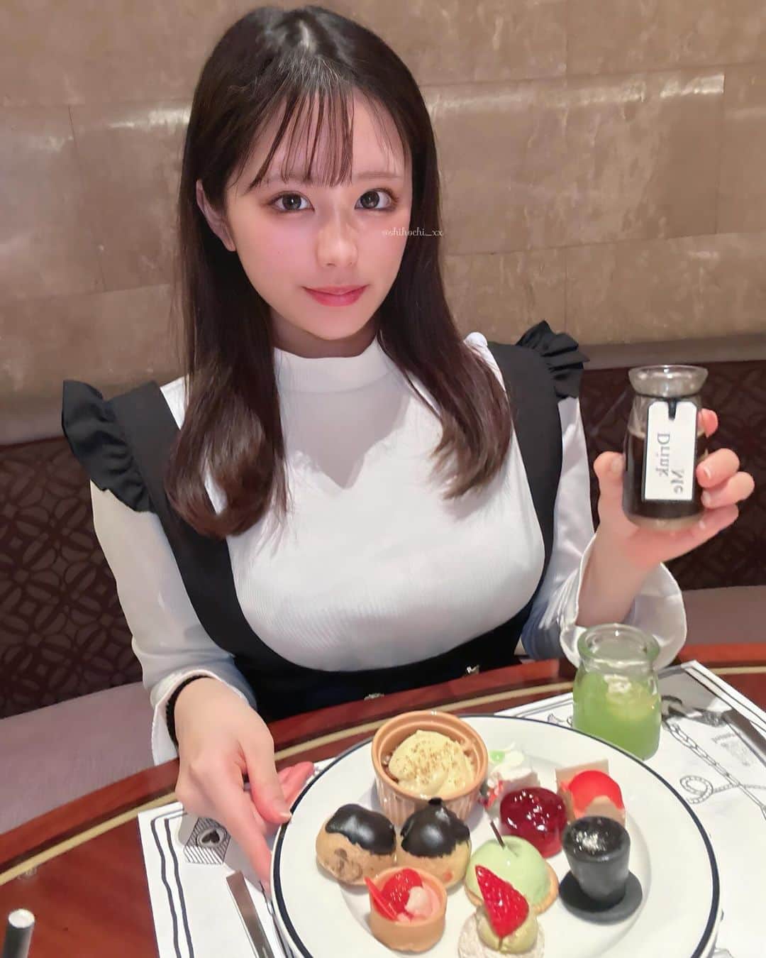 しほっちさんのインスタグラム写真 - (しほっちInstagram)「📍ヒルトン東京　マーブルラウンジ  ヒルトン東京のアフタヌーンティー「アリスin 2Dワールド」 スイーツビュッフェに行ってきました！🚶‍♂️  2Dワールドのアリスの世界観で、 マッドハッターの帽子をイメージしたチョコレートとか アリスでもおなじみのドリンクミーまであってテンション上がった〜🎩🍫 スイーツの数はなんと20種類以上あって、全部おいしかったし、ビュッフェコーナーもめちゃかわいかった🤤  スイーツ以外にもシェフのおすすめ料理として、 お魚料理とかサラダとかペンネとかあって、 甘いものだけじゃないから、遅めのランチにもぴったり♪ ボリューム満点だから男性にもおすすめ🙈♡  👇私が食べたメニューはこちら👇 秋のスイーツビュッフェ 「アリス in 2Dワールド」 ※ 2023/09/05〜2023/11/16まで開催 . . . . . . . #PR #ヒルトン東京 #マーブルラウンジ  #スイーツビュッフェ #アリス #スイーツ  #新宿ランチ #新宿グルメ #afternoontea #デートスポット #デート #東京グルメ #東京デート  #東京レストラン #アフタヌーンティー #グルメ女子 #スイーツ #東京スイーツ #スイーツ女子 #ホテルビュッフェ #ホテルスイーツ  #女子会 #ホテル女子会 #hiltontokyo」11月4日 20時00分 - shihochi_xx