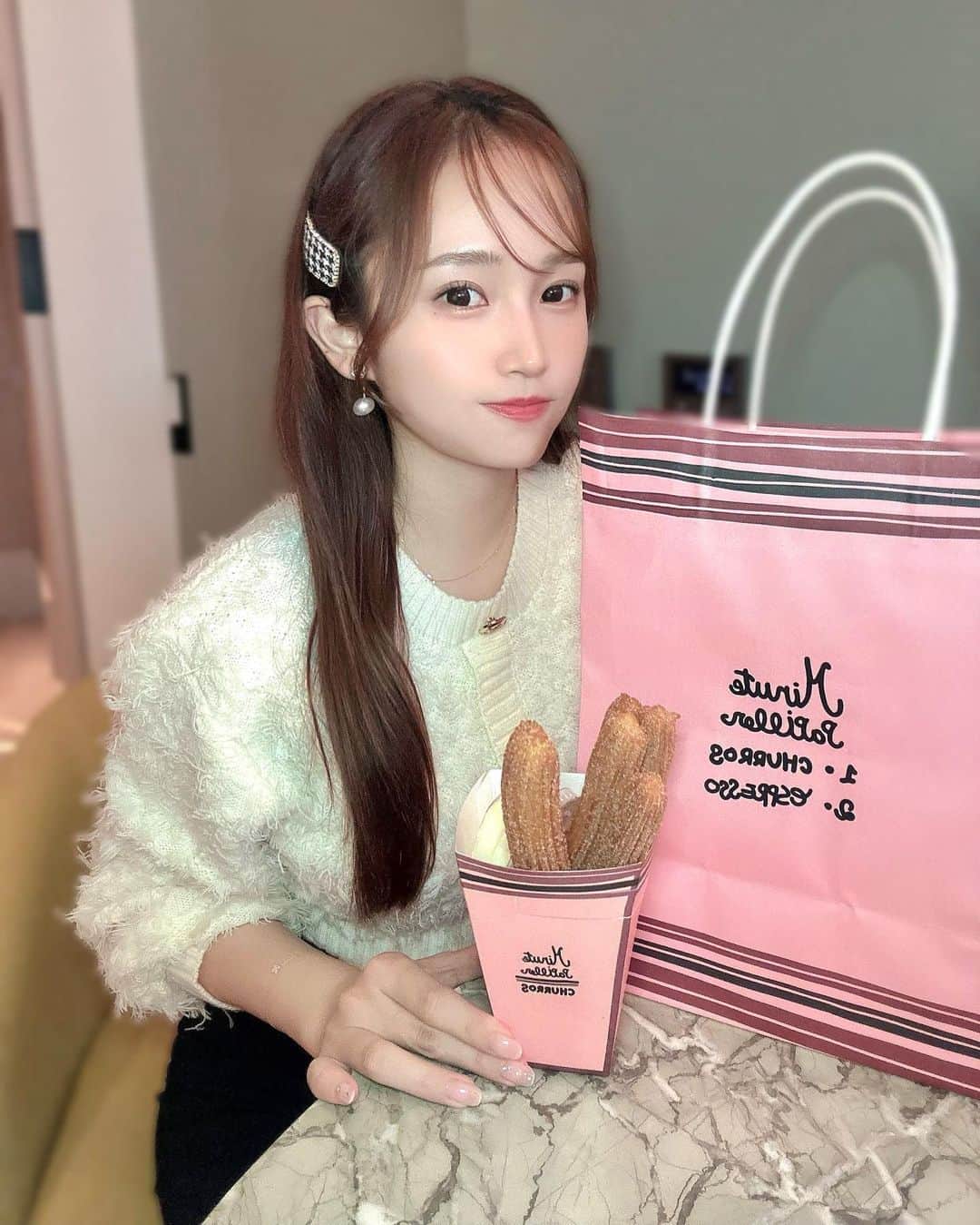 ぷーちゃんのインスタグラム：「🐶🍯  ホテルから歩いて 流行りのチュロス屋さんに行ってきた♡  テイクアウトしてホテルでゆっくり食べたよ🥡💛  サクサクでおいしかった🥹 クリームつけるのおすすめ🍨  📍アンダーズソウル江南  狎鴎亭駅直結で立地がよく お洒落で綺麗なホテル♡  朝食が美味しかったから付けるのおすすめ☕️☀️  #韓国#韓国ホテル#韓国グルメ #韓国旅行 #狎鴎亭#韓国カフェ」