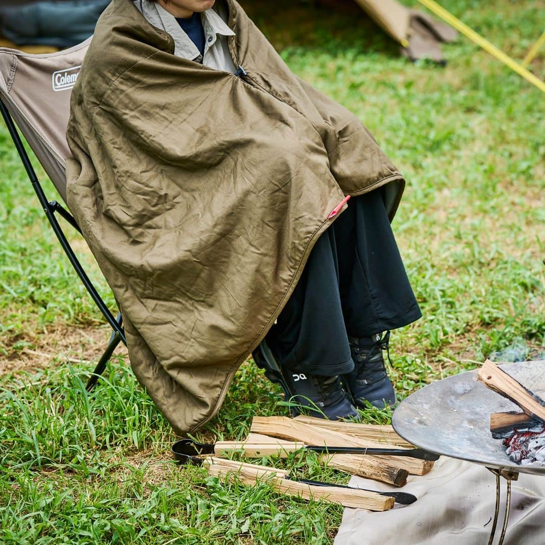 Coleman Japanのインスタグラム：「【暖かさに包まれて、秋冬キャンプを快適に🧣】  ヒートパッドを搭載したブランケット「アウトドアウォームブランケット」が登場。外側表地は火の粉にも強いコットンを採用しているので、焚き火シーンにも活躍します😊  ・  #灯そうColeman #灯そうコールマン #灯そう #Coleman #コールマン #Camp #キャンプ #Outdoor #アウトドア #ブランケット #アウトドアウォームブランケット  #焚き火 #焚き火キャンプ」