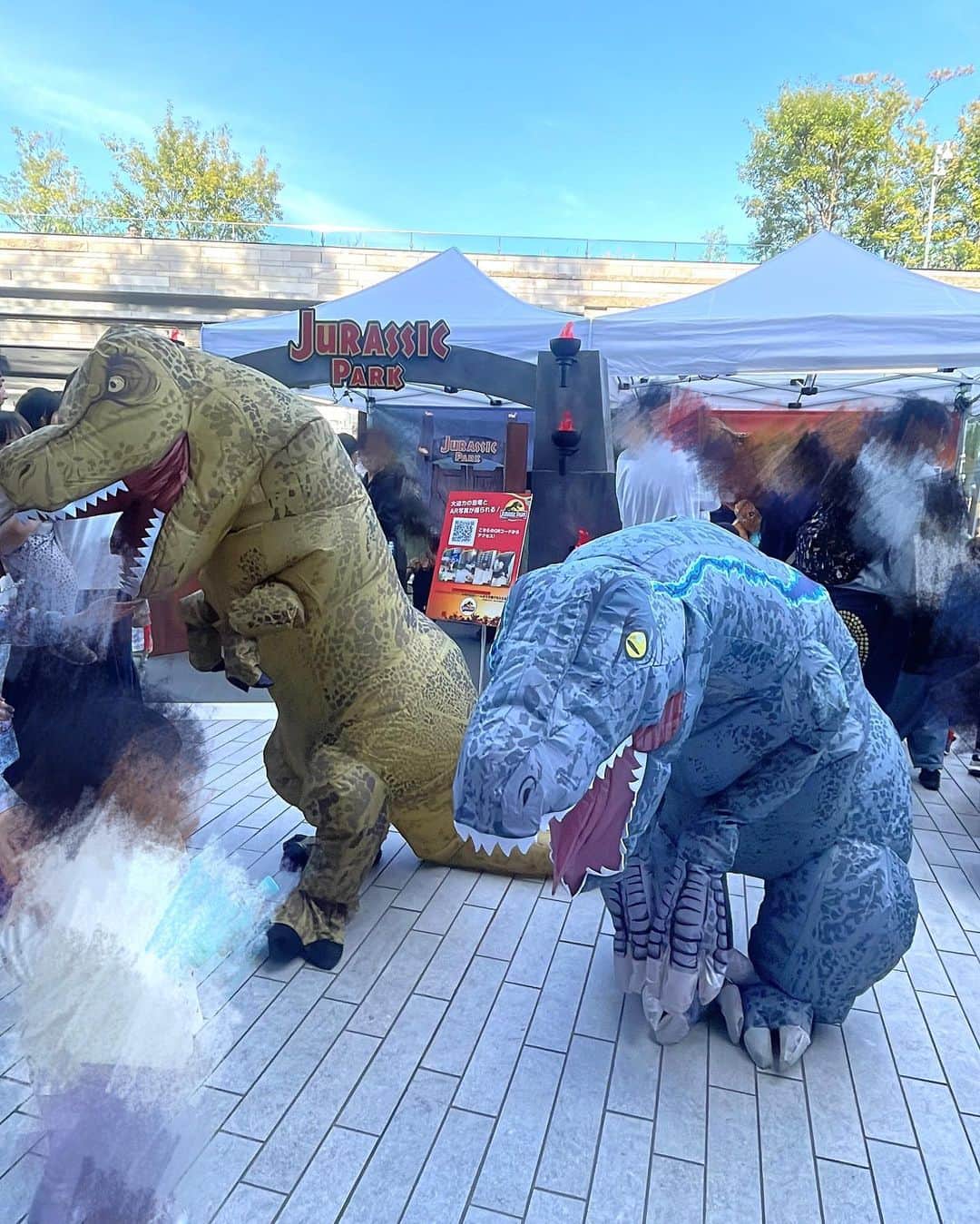 長谷川真美さんのインスタグラム写真 - (長谷川真美Instagram)「#恐竜 とパシャリ🦖🦕  初めて行った #キネコ国際映画祭 ✨ 二子玉川にて開催中なんだけど 無料で楽しめるブースがたくさん出てて 子どもたちとかなり楽しんできました💕  お目当てだったのは #二子玉川ライズ の中央付近にある 映画『ジュラシック・パーク』の 30周年記念ブース💡  まずはARコーナーで記念撮影📸 画面の中に恐竜が〜！！！🦖🦕 これは驚きだよね🤭  恐竜のおもちゃで遊べるコーナーや ぬりえを楽しめるコーナーなど ジュラシックパークの映像も流れてて 兄弟たち興味津々👀 とっても楽しかった…💕  恐竜行脚では恐竜たちが ブース付近をウロウロとしてくれて 一緒に行脚しました🦖🦕👶👦笑  恐竜好きさん必見！！！！！ 『ジュラシック・パーク』 30周年の特集ウェブページ ぜひぜひチェックしてみて💡 ↓↓↓↓↓↓ https://www.jurassicworld.jp/JP30/  #PR #ジュラシックパーク #ジュラシックパーク30周年」11月4日 19時52分 - maami.hase
