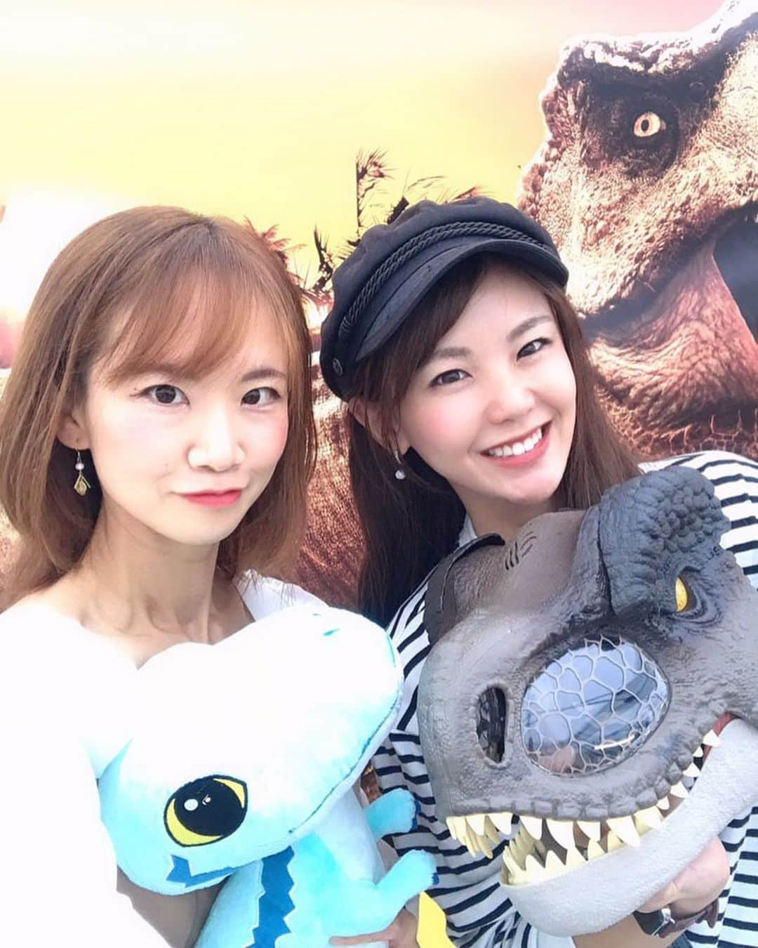 長谷川真美さんのインスタグラム写真 - (長谷川真美Instagram)「#恐竜 とパシャリ🦖🦕  初めて行った #キネコ国際映画祭 ✨ 二子玉川にて開催中なんだけど 無料で楽しめるブースがたくさん出てて 子どもたちとかなり楽しんできました💕  お目当てだったのは #二子玉川ライズ の中央付近にある 映画『ジュラシック・パーク』の 30周年記念ブース💡  まずはARコーナーで記念撮影📸 画面の中に恐竜が〜！！！🦖🦕 これは驚きだよね🤭  恐竜のおもちゃで遊べるコーナーや ぬりえを楽しめるコーナーなど ジュラシックパークの映像も流れてて 兄弟たち興味津々👀 とっても楽しかった…💕  恐竜行脚では恐竜たちが ブース付近をウロウロとしてくれて 一緒に行脚しました🦖🦕👶👦笑  恐竜好きさん必見！！！！！ 『ジュラシック・パーク』 30周年の特集ウェブページ ぜひぜひチェックしてみて💡 ↓↓↓↓↓↓ https://www.jurassicworld.jp/JP30/  #PR #ジュラシックパーク #ジュラシックパーク30周年」11月4日 19時52分 - maami.hase