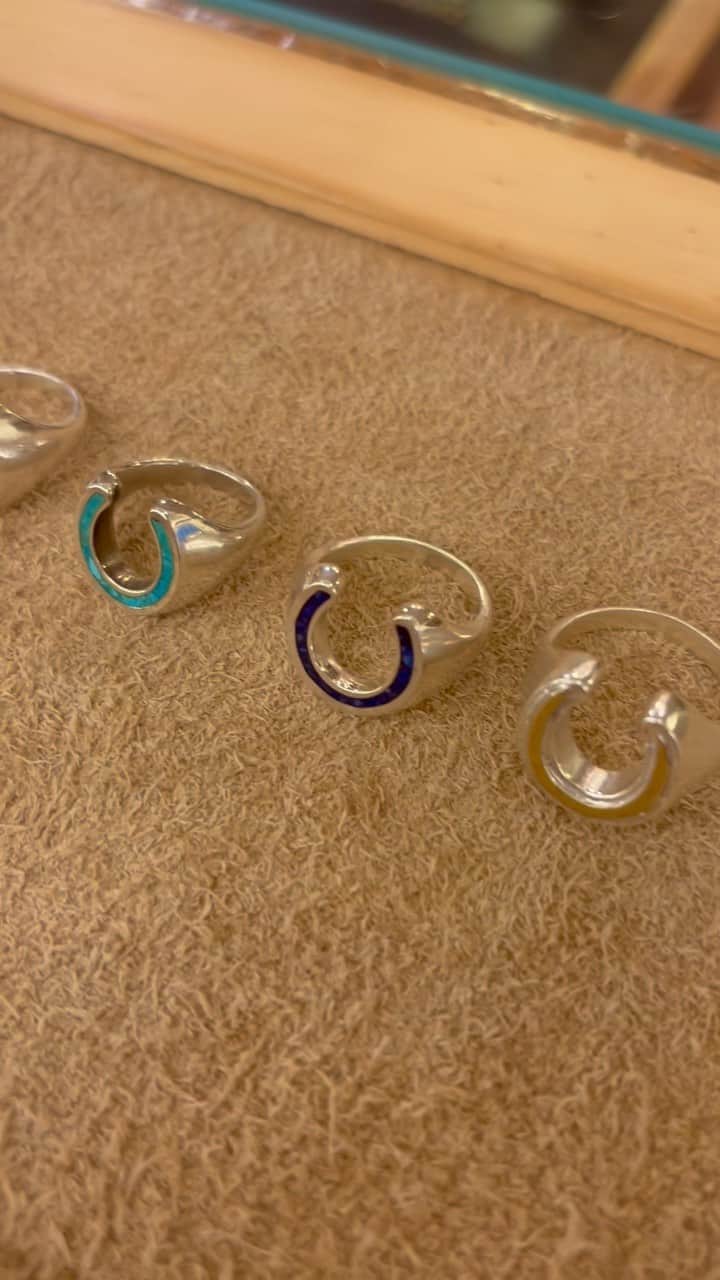のインスタグラム：「CALIFOLKS 「Sterling Inlay Jewelry」  カラーはターコイズ、パールシェル、ラピスラズリ、ゴールドフォイルの4種類。  @standardcalifornia_os  @standardcalifornia_movie   #standardcalifornia #スタンダードカリフォルニア #clifolk#カリフォークス  #inlayjewelry  #インレイジュエリー  #ring  #リング  #jewelry  #ジュエリー  #horseshoering  #ホースシューリング  #internationalshipping  #overseashipping  #worldshopping  #worldshoppingjp」