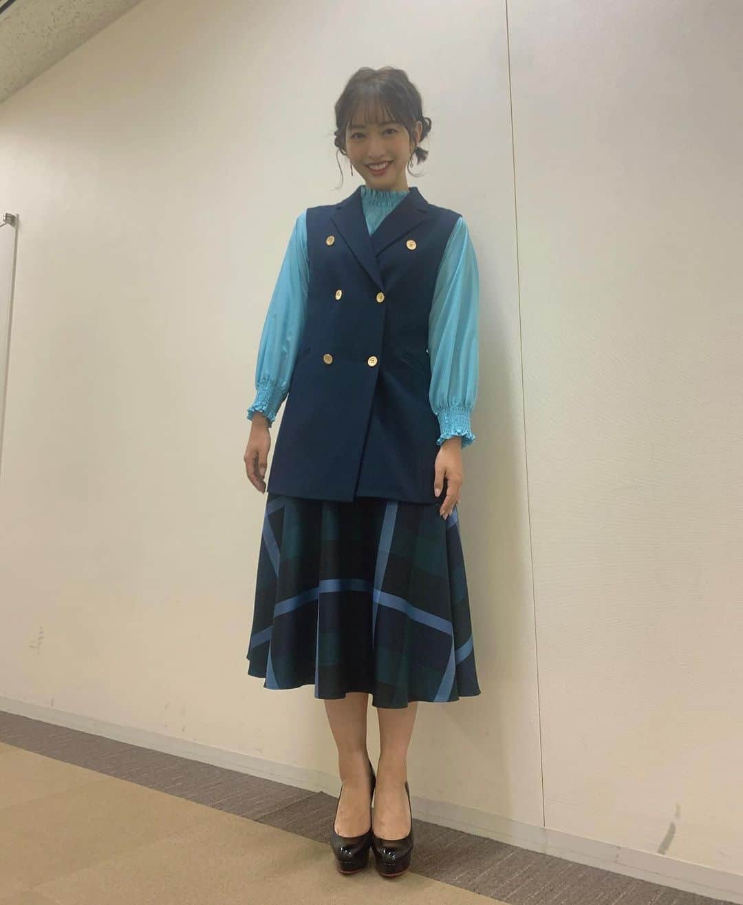藤本万梨乃のインスタグラム：「* 昨日の収録の衣装👗 あまり着ないタイプの服でテンション上がった！！ また告知します☺️」