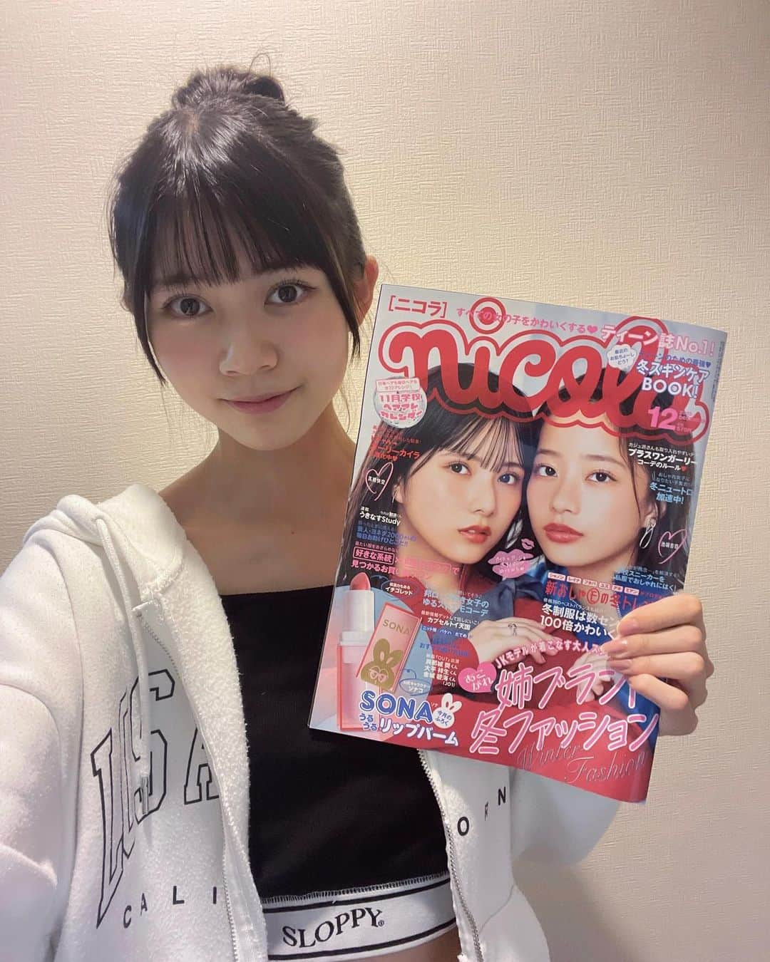 吉本麗南さんのインスタグラム写真 - (吉本麗南Instagram)「ニコラ12月号発売してます！  カイラちゃんとアンジの大人っぽくて美しい表紙です❤️💙  今月号は私服総選挙のごほうびページをやらせていただいてるのでぜひ見て欲しいです♡  ふろくの｢SONA うるうるリップバーム｣も可愛すぎるのでぜひぜひゲットしてください！  体調不良で中々投稿できずすみません😖  #ニコラ #nicola #ニコモ #ニコラ12月号 #SONA #ソナ #ソナコ#吉本麗南」11月4日 19時54分 - reina_yoshimoto_official