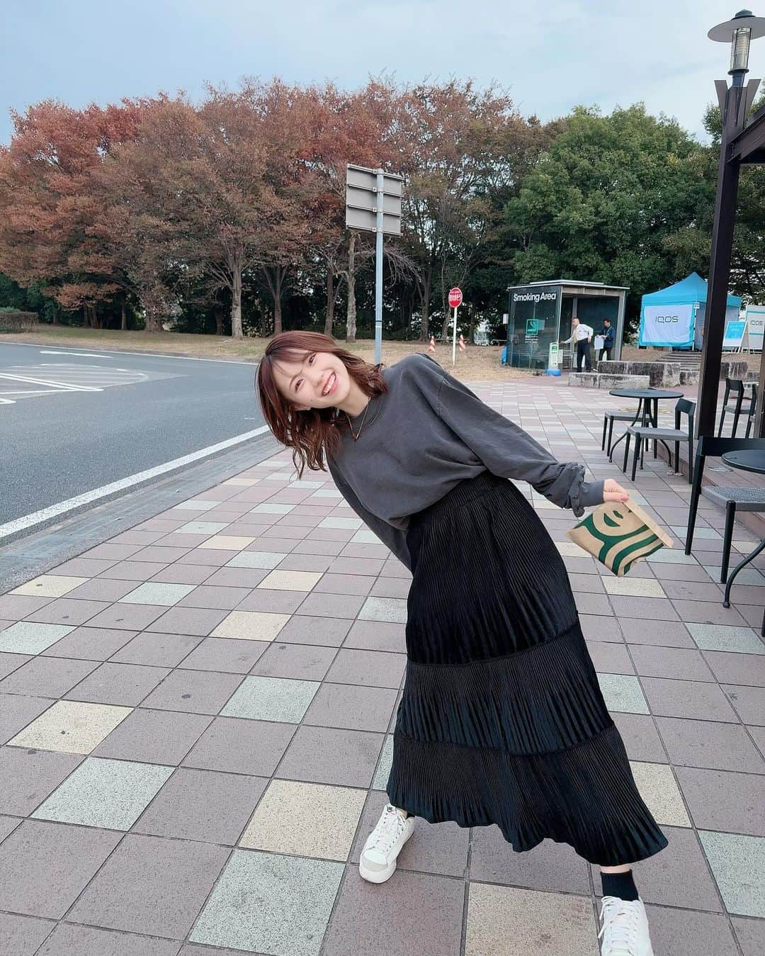 鳴海寿莉亜のインスタグラム：「☻☺︎☻☺︎☕️ ・ ・ サービスエリアはほんとに魔法にかかります 食欲無限､金銭感覚バグの魔法 ・ ・ ・ ・ ・ #上里SA #ラフコーデ #ブラックコーデ #153cm #彼女感 #ボブ #フォローミー #fashion #daily #cute #hair #girl #instafollow #ootd #followme #qhoto #japanese #instagood #좋아요그램 #셀카그램 #좋아요반사  #팔로우 #맞팔 #소통 #좋아요 #셀카  #팔로우미#전신 #귀여워」