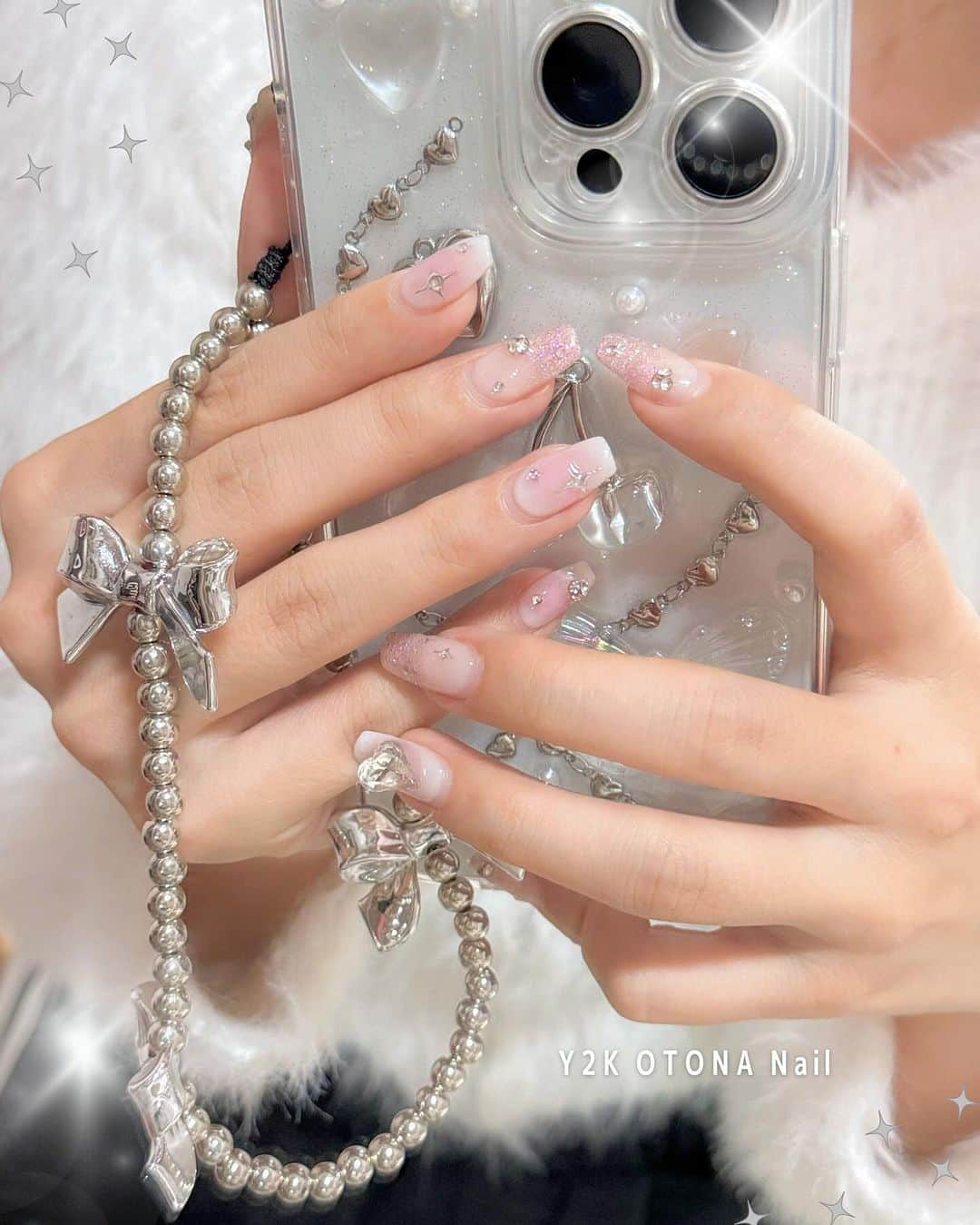 tomomi ❤︎ よしはしともみ ❤︎さんのインスタグラム写真 - (tomomi ❤︎ よしはしともみ ❤︎Instagram)「. . . 　　　　　🫧⛓️🎀　New Nail 🎀⛓️🫧 . . . ずーっとしたかったY2Kネイル💅🏻 かんわいいすぎるナ . . iPhone15promaxにしたから sheinでたくさんiPhoneケース買った✌🏻🩶 . . 最近はリボンたくさんのバレエコアがタイプ🩰 . . . #nail #y2k #y2knails  #y2kfashion #iphoneケース #iphone15 #iphone15promax #y2kネイル #ネイル #ネイルデザイン #トレンドネイル #ネイルアート #キラキラネイル #ビジューネイル #ニュアンスネイル #ストラップ #iphoneストラップ」11月4日 19時55分 - tomomi_yoshihashi