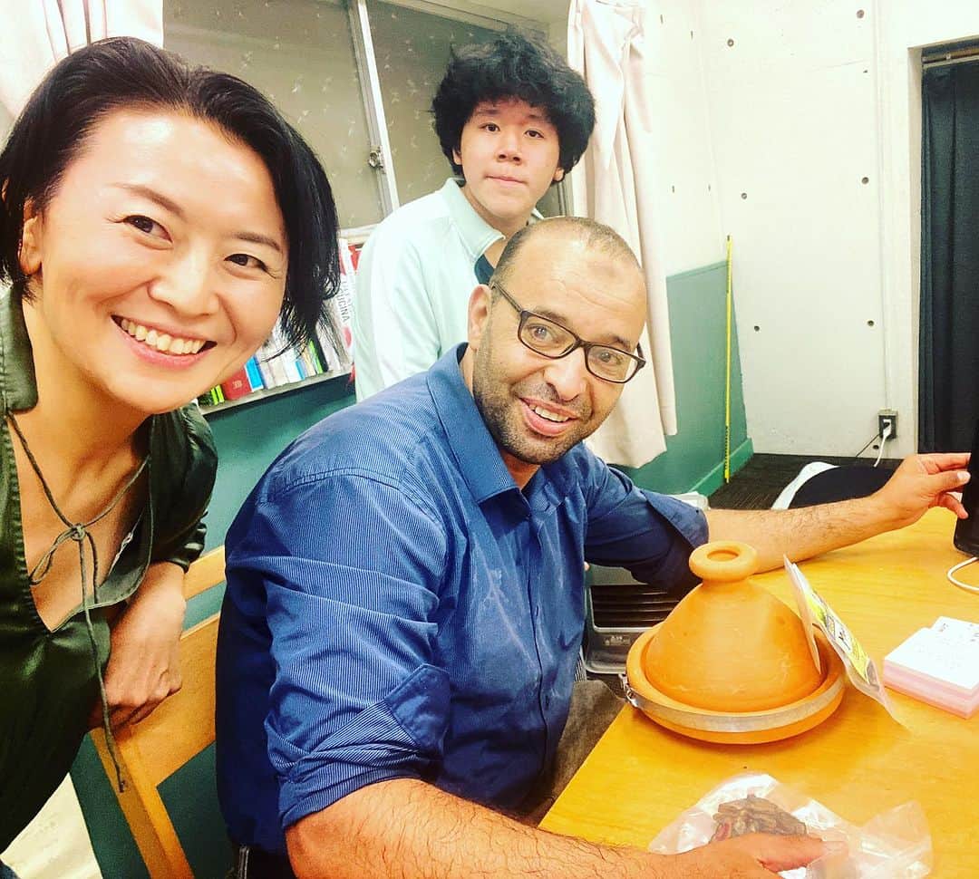 のインスタグラム：「いつの日かの一家で移住を目指して？！息子に色々な言語や文化に触れてほしいなあ、と思っていた矢先に、予定外に我が家に転がり込んできてくれた(夜中から早朝の4時間だけでしたが)アーラブさんに感謝！ お土産のタジン鍋の使い方をふんふんと聞いたり(フランス語だけど)、とても美しいお祈り姿を遠慮がちに眺めたりしている息子に、母は目を細めておりました...！！ モロッコにも、いつか行こう！！」