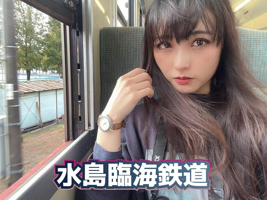 伊藤桃のインスタグラム：「【#水島臨海鉄道 】 乗り放題パス2日目は…まず、倉敷に移動して… 2枚目: 念願の水島臨海鉄道に乗車してきました！！ * 国鉄車両がはしる時刻に合わせて駅に行ったのですが… 土休日は運休でした😭ざんねん。 それでも… 3枚目: ツートンカラーのMRT304に感動！ こちらは見送って… 4枚目: 私が乗車したのはMRT306。ひまわり塗装🌻 * 5枚目: 倉敷市駅では、せっかくだからと開業80周年記念のフリーきっぷと鉄印ならぬ鉄道印をゲット！笑 6枚目: 駅には水島臨海鉄道のカラフルな車両たちが描かれていました。 * 1枚目: 窓があく車両！にて球場前駅をすぎ 7枚目: 工事への元引込線？にたかまり 8枚目: 工場を見つつ… 9枚目: 高架を走っていきます。 西富井駅の先には、さらに工事が広がっている様がみえました。 * 10枚目: 水島駅をでると、臨海鉄道の名の通り、海沿いに走ります。 船がとまっている様をみつつ… 終点へとむかいます。 * つづく🥺 #ぶらり旅 #ぶらり途中下車の旅」