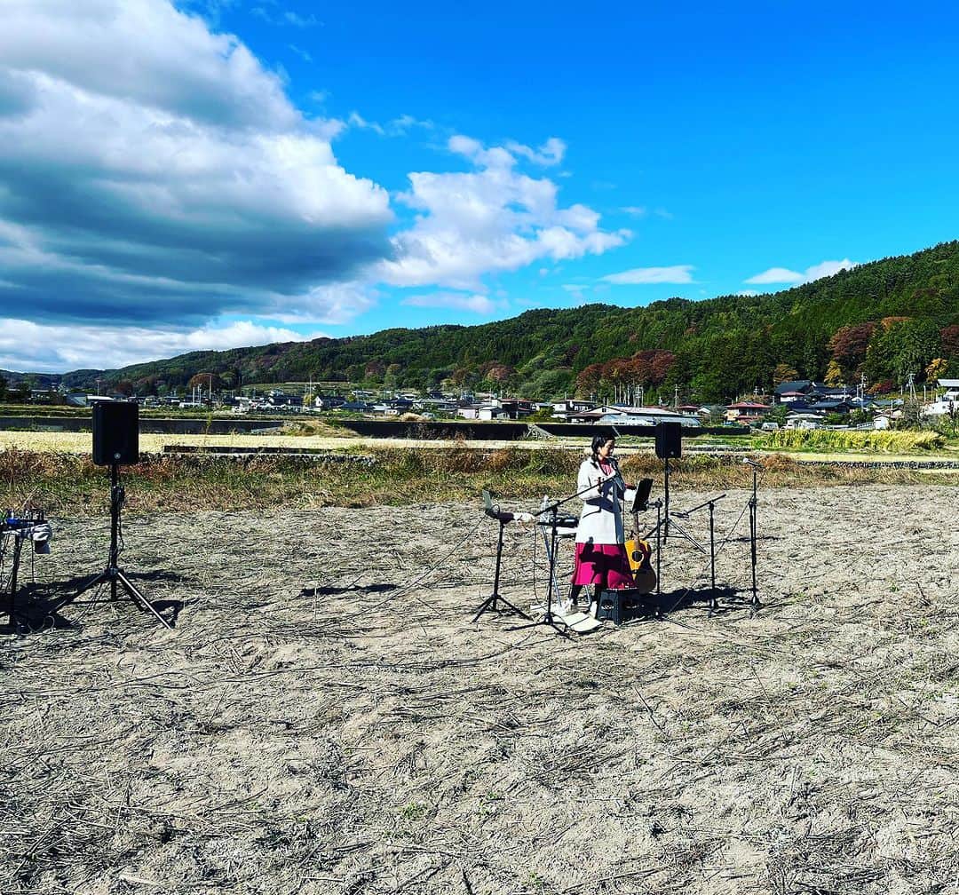 辻香織さんのインスタグラム写真 - (辻香織Instagram)「歌の旅を続けていると、 いろんなシチュエーションで歌う機会があります。  この日は、 八ヶ岳 黄金村で歌わせてもらった時のこと。  広くて大きな空に向かって歌えるのが 気持ちよくて、 歌いながら、うるっときました🥹  歌を続けていると こんなご褒美がある。  だから楽しい😌✨  声をかけてくださったのは、 @fumika_higashi  フミカ式マーケティングで同期だった玉ちゃん。  お誘いありがとうございました。  次回は、田植えイベントに 歌いに行きたいです。  #野外ライブ  #八ヶ岳 #黄金村  #ふみか式マーケティング #フォークソング  #辻香織」11月4日 19時56分 - tsujicaoli