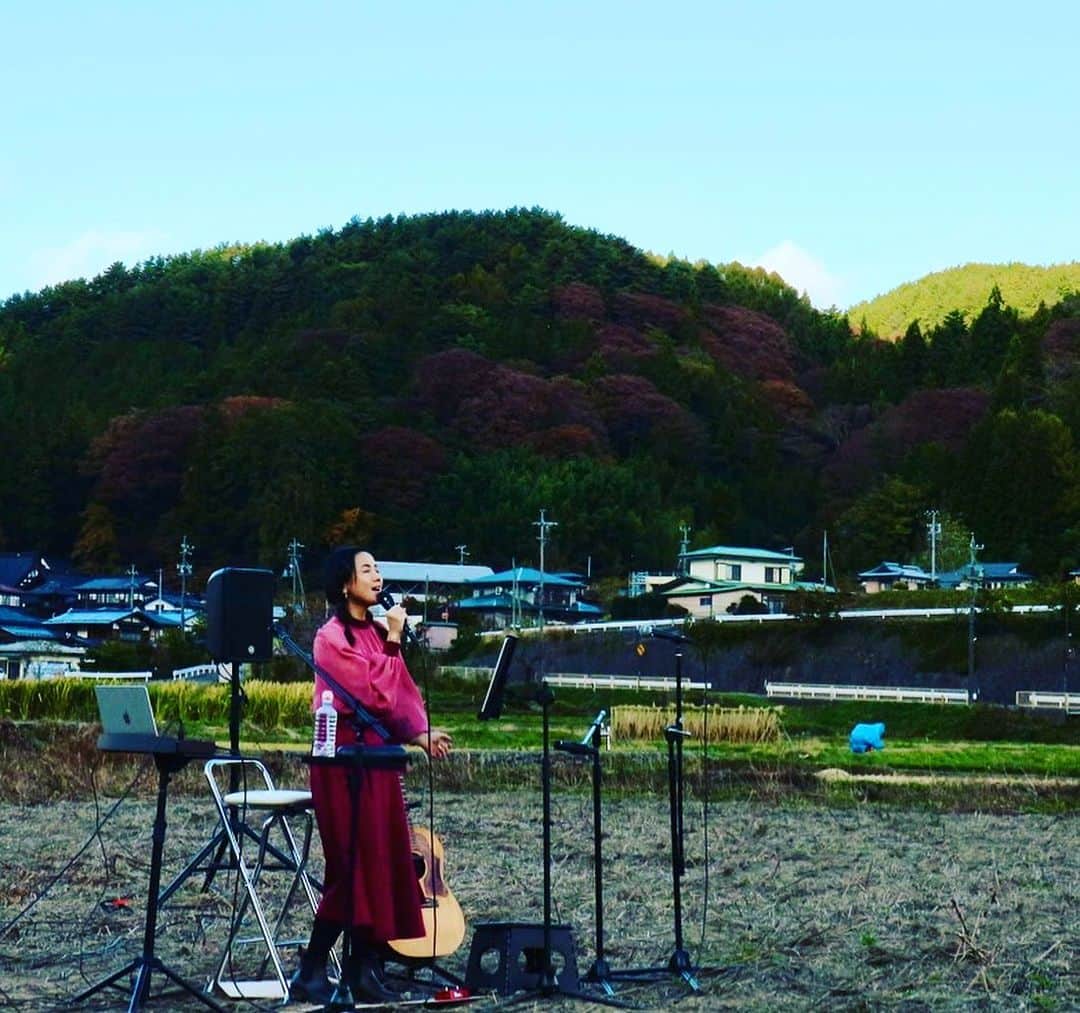 辻香織さんのインスタグラム写真 - (辻香織Instagram)「歌の旅を続けていると、 いろんなシチュエーションで歌う機会があります。  この日は、 八ヶ岳 黄金村で歌わせてもらった時のこと。  広くて大きな空に向かって歌えるのが 気持ちよくて、 歌いながら、うるっときました🥹  歌を続けていると こんなご褒美がある。  だから楽しい😌✨  声をかけてくださったのは、 @fumika_higashi  フミカ式マーケティングで同期だった玉ちゃん。  お誘いありがとうございました。  次回は、田植えイベントに 歌いに行きたいです。  #野外ライブ  #八ヶ岳 #黄金村  #ふみか式マーケティング #フォークソング  #辻香織」11月4日 19時56分 - tsujicaoli