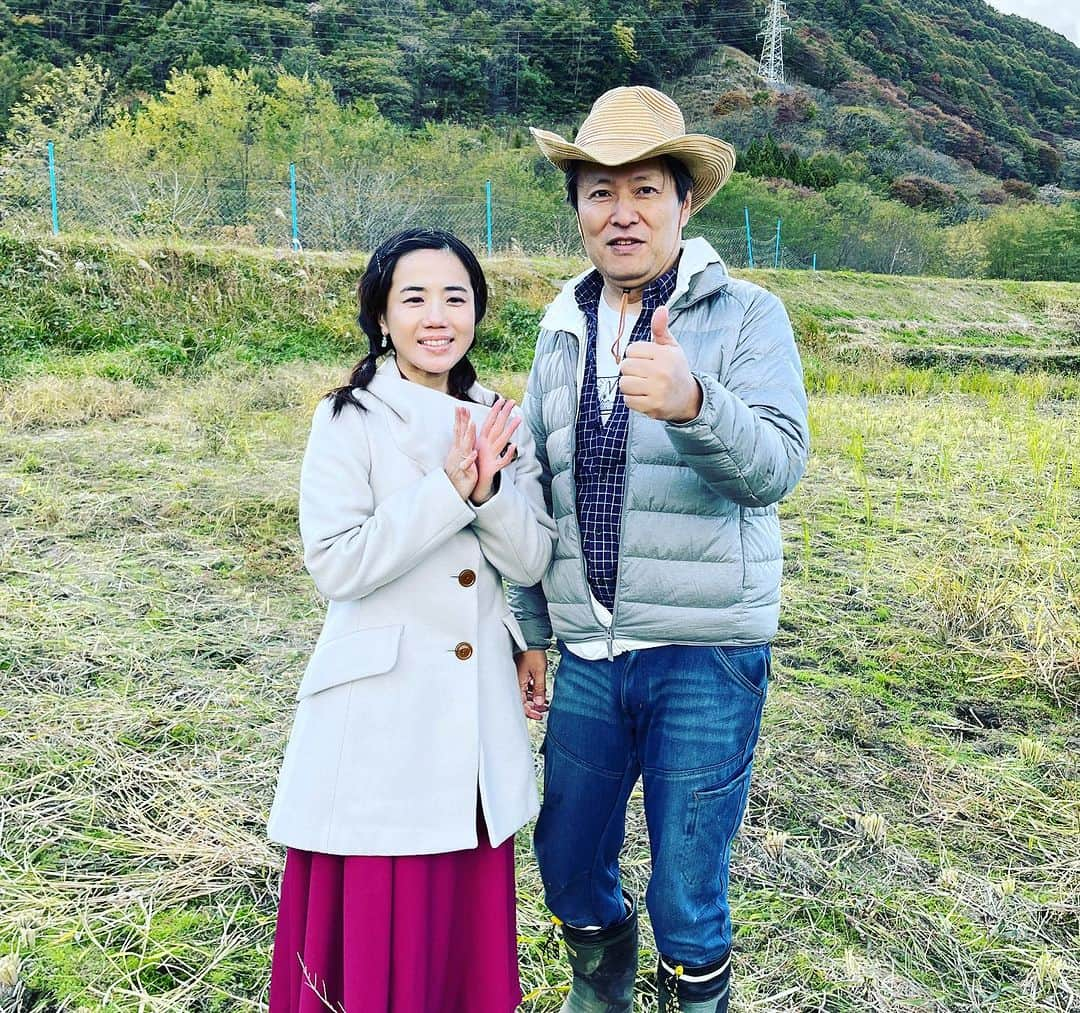 辻香織さんのインスタグラム写真 - (辻香織Instagram)「歌の旅を続けていると、 いろんなシチュエーションで歌う機会があります。  この日は、 八ヶ岳 黄金村で歌わせてもらった時のこと。  広くて大きな空に向かって歌えるのが 気持ちよくて、 歌いながら、うるっときました🥹  歌を続けていると こんなご褒美がある。  だから楽しい😌✨  声をかけてくださったのは、 @fumika_higashi  フミカ式マーケティングで同期だった玉ちゃん。  お誘いありがとうございました。  次回は、田植えイベントに 歌いに行きたいです。  #野外ライブ  #八ヶ岳 #黄金村  #ふみか式マーケティング #フォークソング  #辻香織」11月4日 19時56分 - tsujicaoli