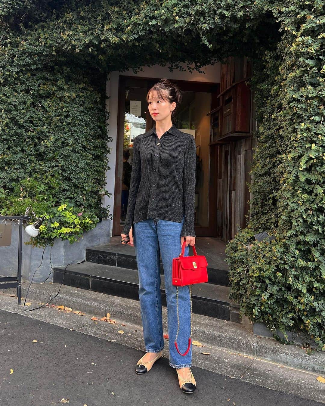 石井亜美のインスタグラム：「❤️  久しぶりにお団子ヘアにした日。  私がパキッと赤リップを付けている時は だいたい @dior MATTE999です🤤  私服は Knit @tarajarmon_jp (今期のものです🖤) Denim @levis_japan  Bag @lulu_guinness  Shoes @chanelofficial  #a___look  #taranarmon #levis #luluguinness #chanel」