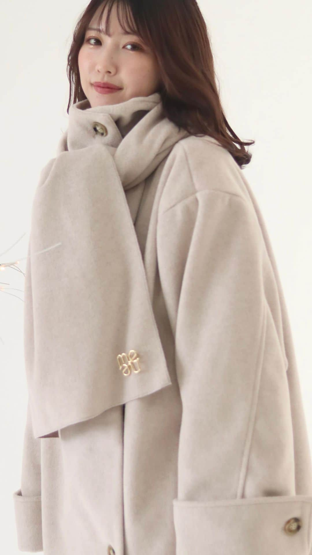 mellowneonのインスタグラム：「. " mulchway muffler set coat " BEIGE / MOCABROWN /   1枚で様々な着方を楽しめる マフラーセットコート。  スタンドカラーにすることができ、 これからの季節も 暖かく着用いただけます。  大きめの襟は 寝かせてさらっと羽織るだけでも ポイントになるデザインです。  袖の折り返しデザインや、 柔らかく絶妙なカラーも こだわったポイントです♡  袖口はボタンを外してさらに 長めにご着用も可能です。  ふわふわな表面感の生地を使用し、 しっかり厚みはありますが、 柔らかく重たくなりすぎずに ご着用いただける優れもの。  アウターメインになる冬コーデに これ1着でお洒落にきまる大本命コート🧥  model：150cm & 162cm  #mellowneon #2023aw #ロングコート #ア ウター」