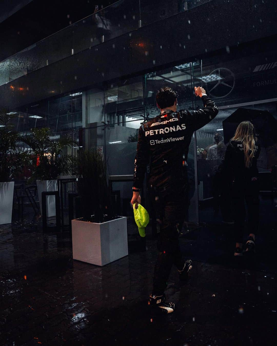 MERCEDES AMG PETRONASさんのインスタグラム写真 - (MERCEDES AMG PETRONASInstagram)「Still not over that post-Quali rain 🌧️😨」11月4日 20時09分 - mercedesamgf1