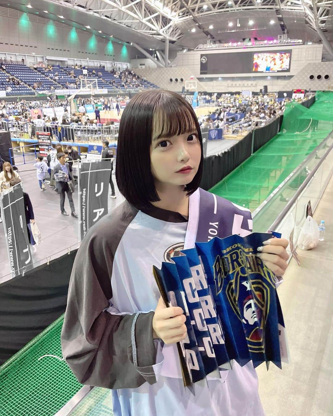 福山梨乃のインスタグラム：「🏀🏀 . tops→忘れた、、、 . バスケW杯きっかけにファンの皆さんにBリーグもぜひ！とおすすめしてもらって今シーズン既に3試合いきました笑、ハマりかけ笑、まだ推しチーム的なのないから色々みてる⛹🏻‍♀️⛹🏻‍♀️ビールの売り子さんもいたりキッズエリアあったり演出すごかったりエンターテイメント性がすごくてたのしよ、、、ちなみに @yokohama.b_corsairs の相手のフリースロー中の映像好きすぎたよセンス天才❕❕だれですか❕❕私にささりすぎた❕❕」