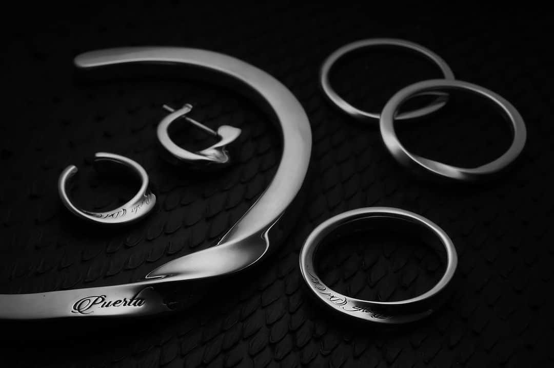 のインスタグラム：「♙ ♜ ♝ ♞ ♛ ♚ 【Mobius Strip】 表裏一体、固定概念からの解放を意味するメビウスの輪をモチーフにしたコレクション✴︎✴︎✴︎  恵比寿店とオンラインストアでは、11,000円以上お買い上げのお客様にロゴステッカープレゼント中です︎︎︎︎︎✴︎✴︎✴︎  #メビウス #メビウスの輪 #PUERTADELSOL #プエルタ #プエルタデルソル #accessory  #jewelry #ジュエリー #アクセサリー #メンズアクセサリー #madeinjapan  #fashion   #恵比寿 /03-5489-9470 @puertadelsol_official  #大阪 /06-6136-5345  @puertadelsol_osaka」