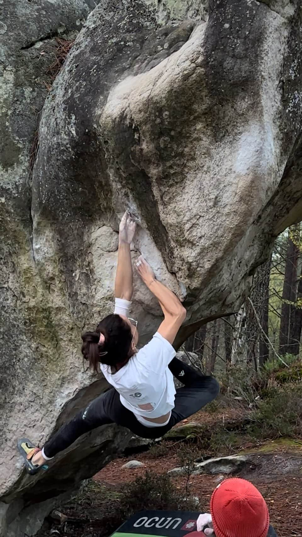 キャロライン・シノのインスタグラム：「🎥 Starting bloc 7C+ au Rocher fin last week.  Eliminante version of la Micholeg 7C (left crack allowed) which I did too on the try before this one. It doesn’t change much if you put all you weight on your right heel hook. It’s a weird but fun move and a cute little prow.  Nice to see my progression in prows and compressions but not in crimps overhangs because I still can’t do « No name yet » (7C but would be 8A anywhere else!?).  Merci pour la journée @camillepns25 et @psorentin ☺️ @crimpoilofficial #recoverfaster @arkose.climbing #arkoesheroes @snap.climbing @frictionlabs @scarpaspa @girlsinbleau @thenorthfacefr」