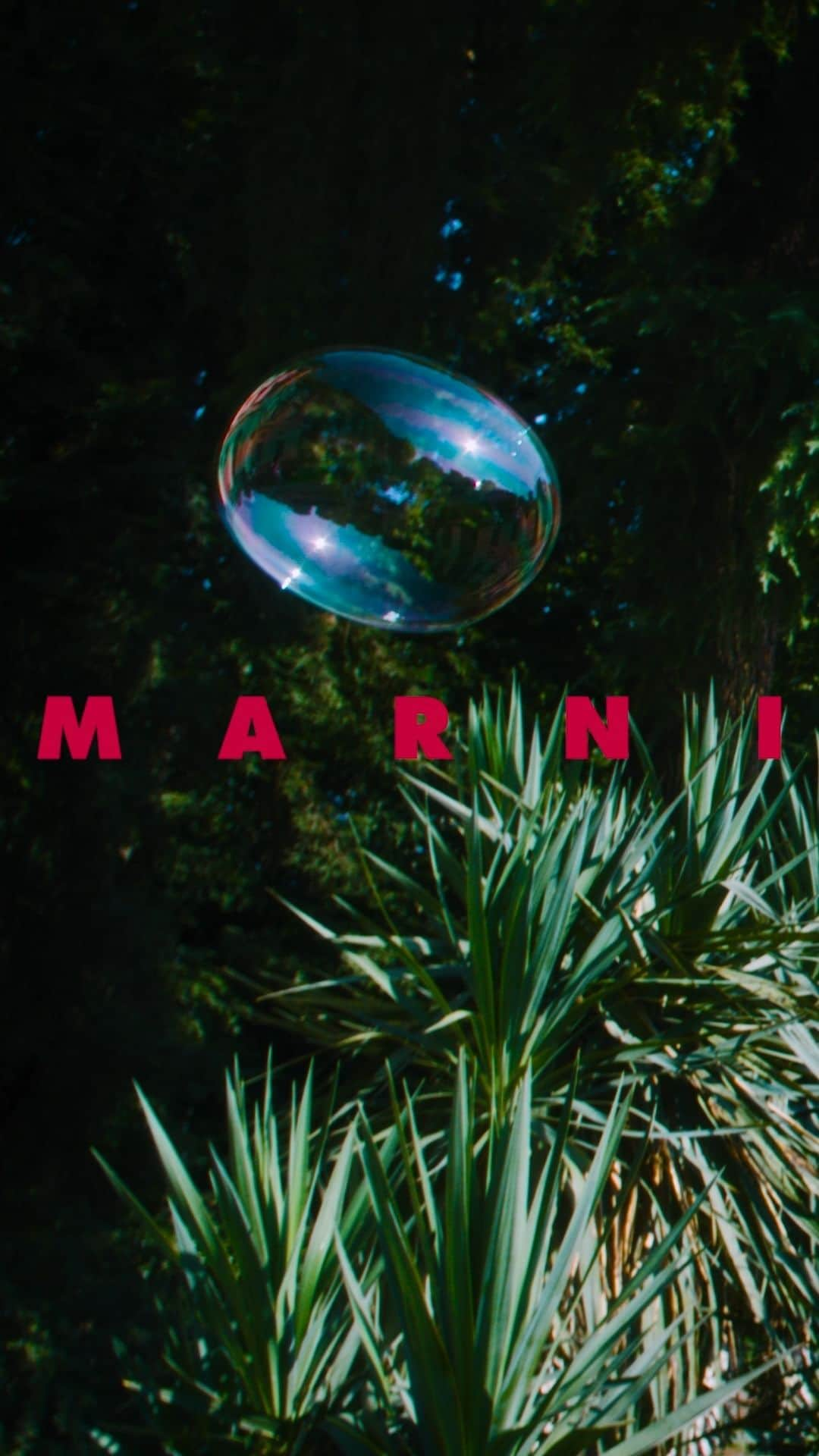 マルニのインスタグラム：「SCENE: THE GARDEN OF BUBBLES   SETUP: POLKA DOTS, SOAP BUBBLES, RHYTHM, PLAY, DREAM  LOCATION: BETWEEN IMAGINATION AND NATURE TIME: AT RECESS CHARACTER: SIMONA  #MARNIFW23VOL2 AVAILABLE ONLINE AND IN STORES. LEARN MORE VIA LINK IN BIO​  CREATIVITY & PRODUCTION: @SPRINGSTUDIOS MILAN」