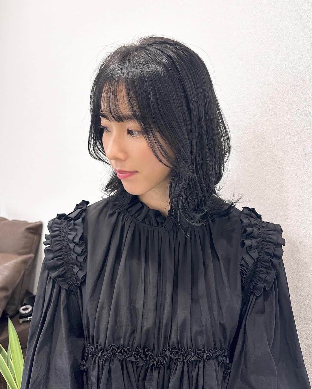 布川桃花さんのインスタグラム写真 - (布川桃花Instagram)「美容院やっと行けた🙌🏻  ここ4.5年ロングだった前髪も 久しぶりにつくりたい気分だったのでバッサリ✂︎  軽すぎず重すぎずとってもお気に入り！ カラーも地毛に合わせて良い感じの色に🫶🏻  @honopiii_men  ありがとうございました💕  トップスは @mecre_official ✨  #newhair」11月4日 20時02分 - momoka_fukawa