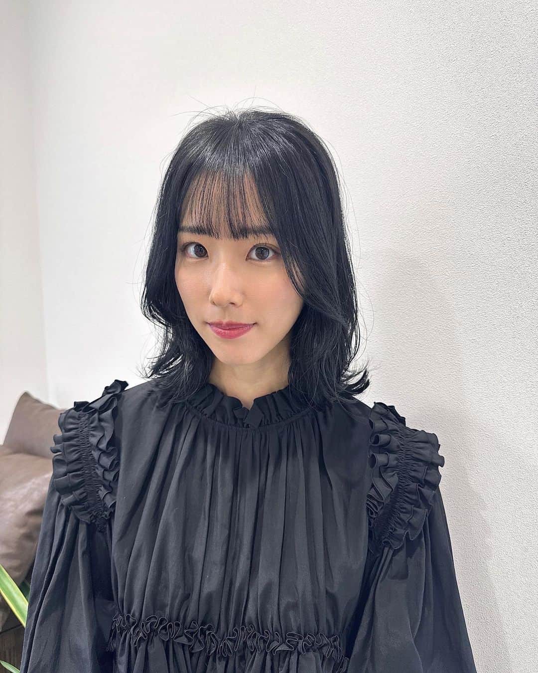 布川桃花のインスタグラム：「美容院やっと行けた🙌🏻  ここ4.5年ロングだった前髪も 久しぶりにつくりたい気分だったのでバッサリ✂︎  軽すぎず重すぎずとってもお気に入り！ カラーも地毛に合わせて良い感じの色に🫶🏻  @honopiii_men  ありがとうございました💕  トップスは @mecre_official ✨  #newhair」