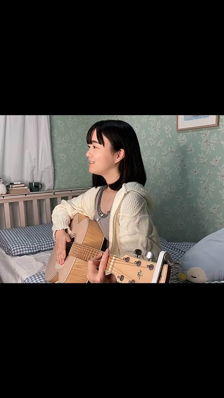 まきろん。のインスタグラム：「久しぶりにYouTubeに、 　 オリジナル曲の弾き語りのせました🍀 ⁡ がんばる君への応援歌です🐈‍⬛ ⁡ 聴いてね！  #弾き語り #ギター弾き語り」