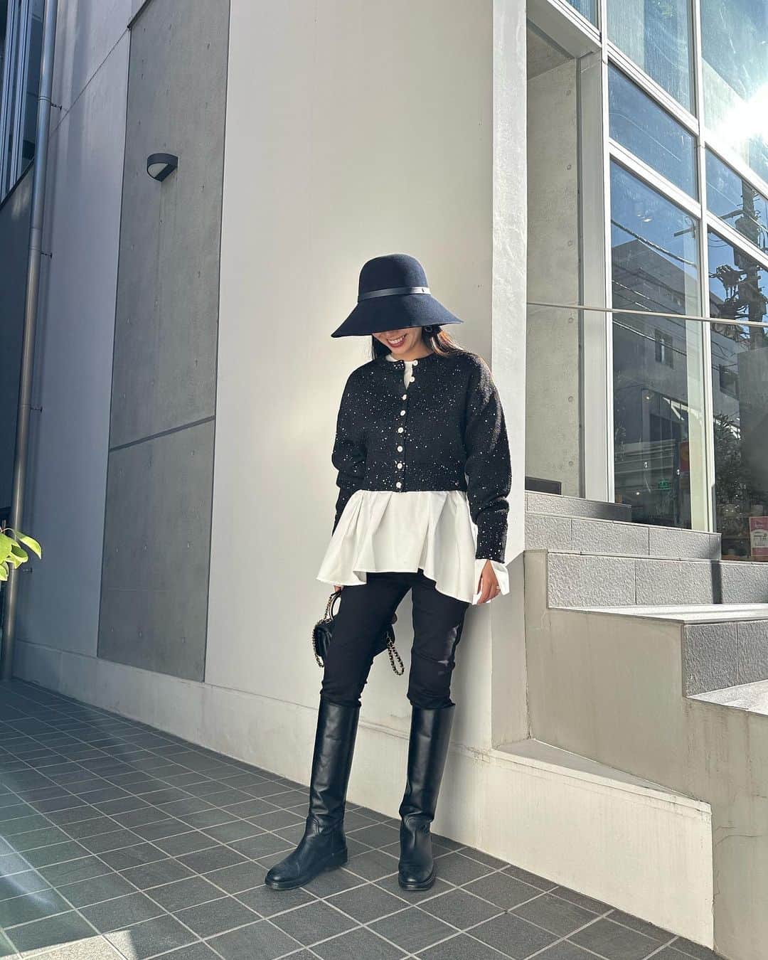 鈴木詩織のインスタグラム：「暖かくてブラウス×カーディガンでちょうど良い日🙆🏻‍♀️  キラキラ〜✨なカーディガンは@lounie_jp 🫶🏻LOUNIEはお仕事服のブランドだけど、トレンドのキラキラニットが可愛すぎて私服としても使っています♡  ショート丈だからブラウス合わせだったり、ハイウエストのアイテムと合わせてもオススメ🤍  ⁡  #shiorin_styling#LOUNIE#ルーニィ#通勤コーデ」