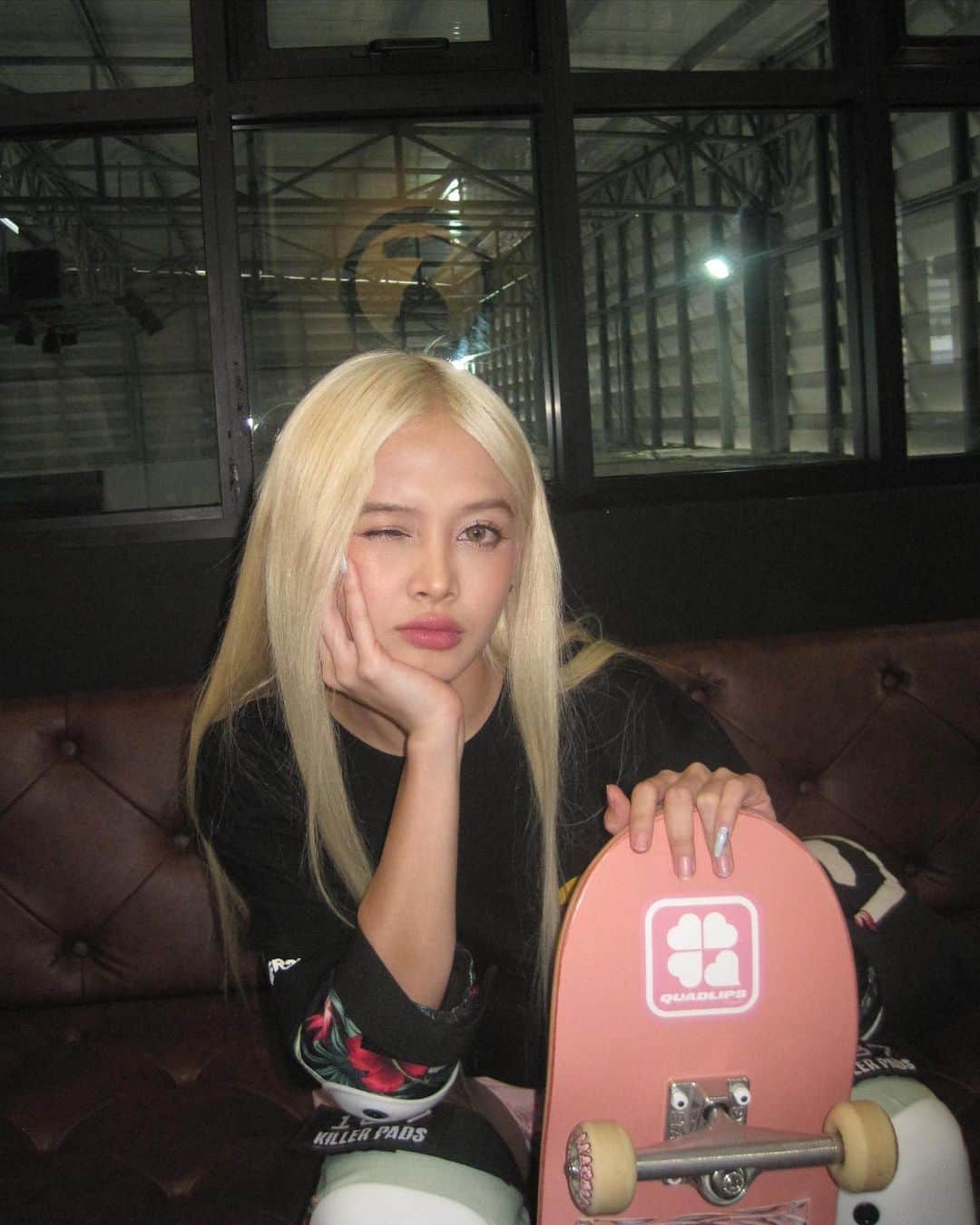 フェニ・フィトゥリヤンティさんのインスタグラム写真 - (フェニ・フィトゥリヤンティInstagram)「today skate was fun! thankyou so much @simon_preduce for the deck presents, i’m so happy! and also thankyou @yuro_nagahara for teaching me, see you!!」11月4日 20時04分 - jkt48feni
